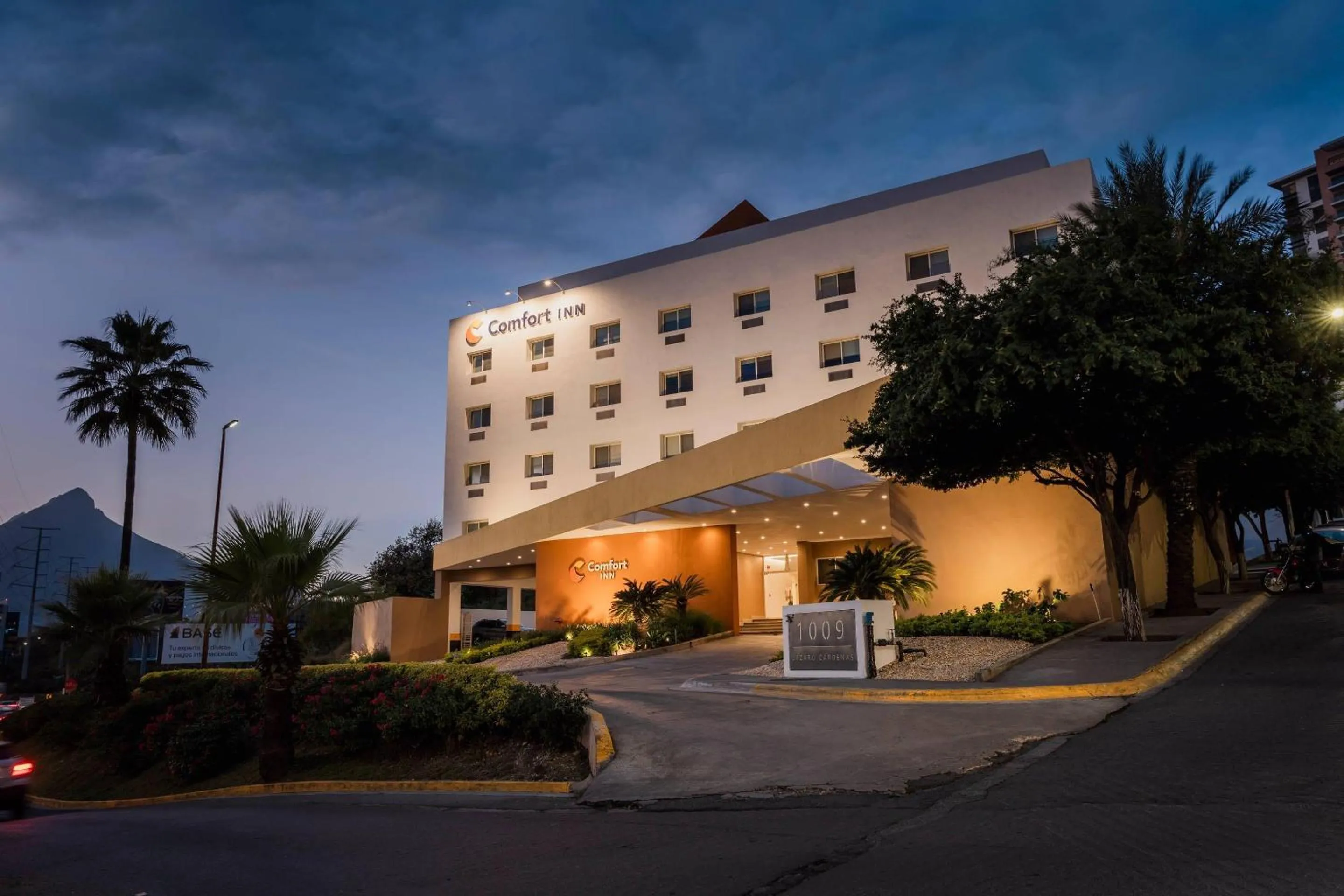Property building in Comfort Inn Monterrey Valle