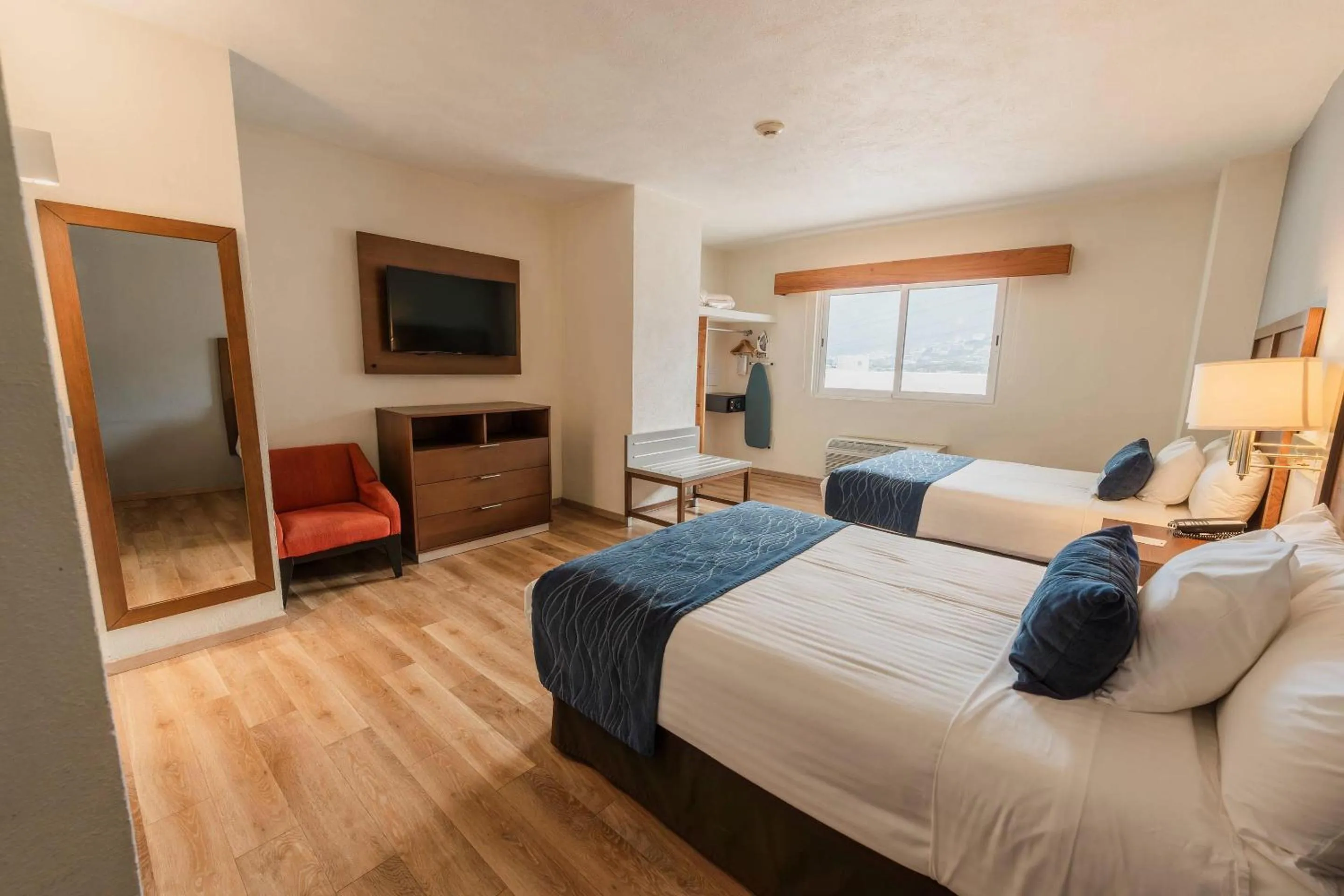 Bedroom, Bed in Comfort Inn Monterrey Valle