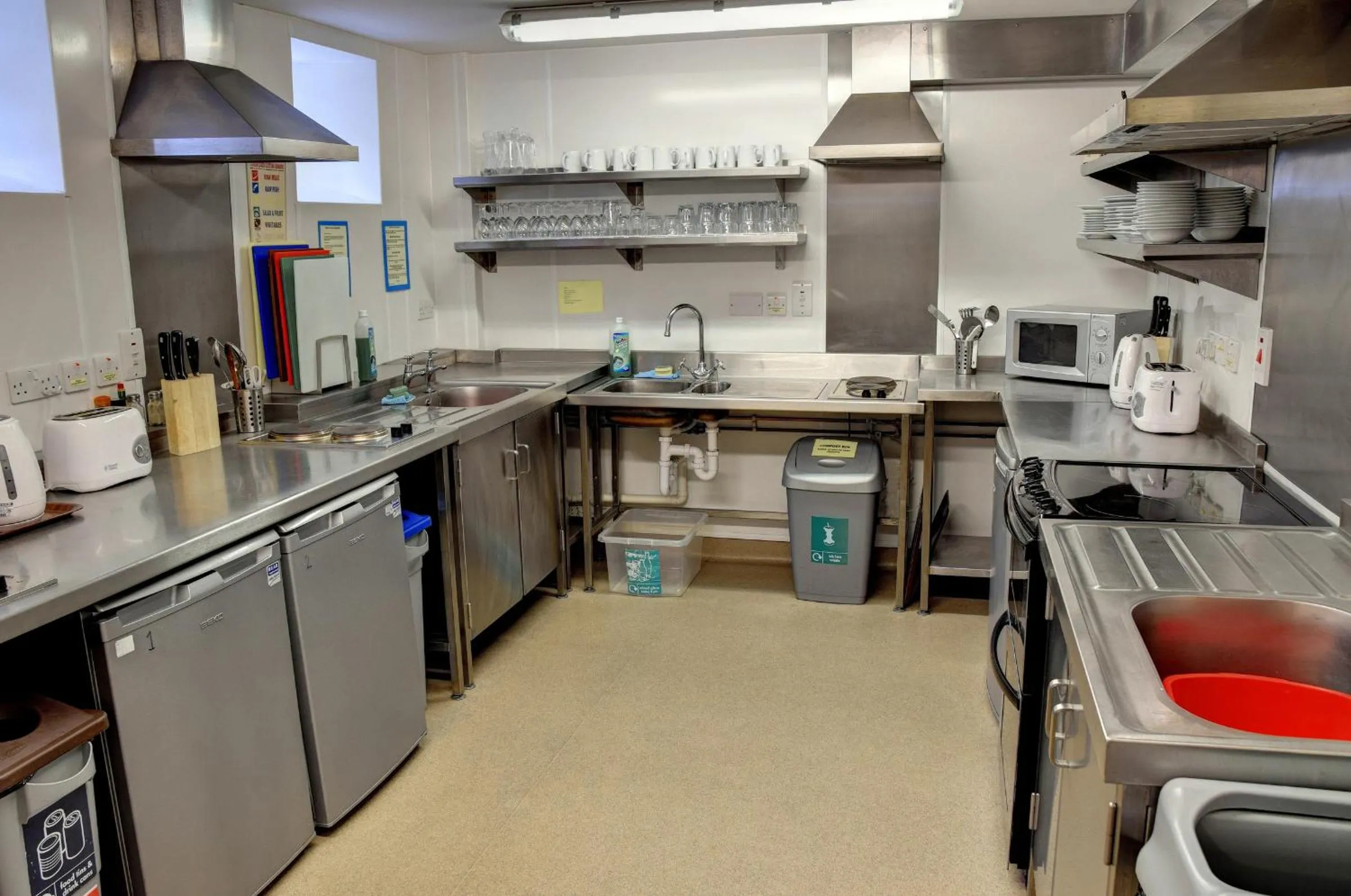 Communal kitchen in YHA Boscastle