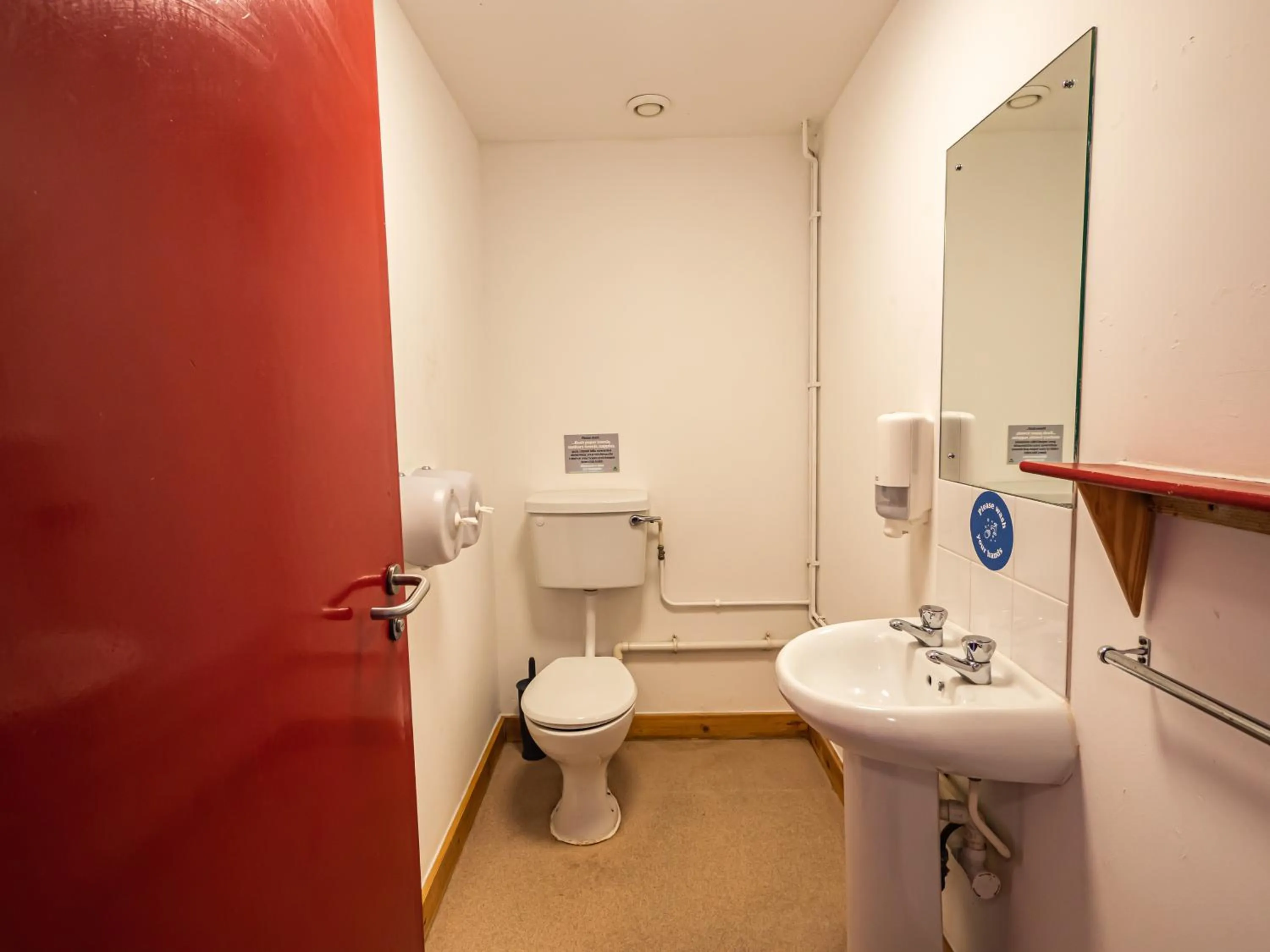 Toilet in YHA London Lee Valley