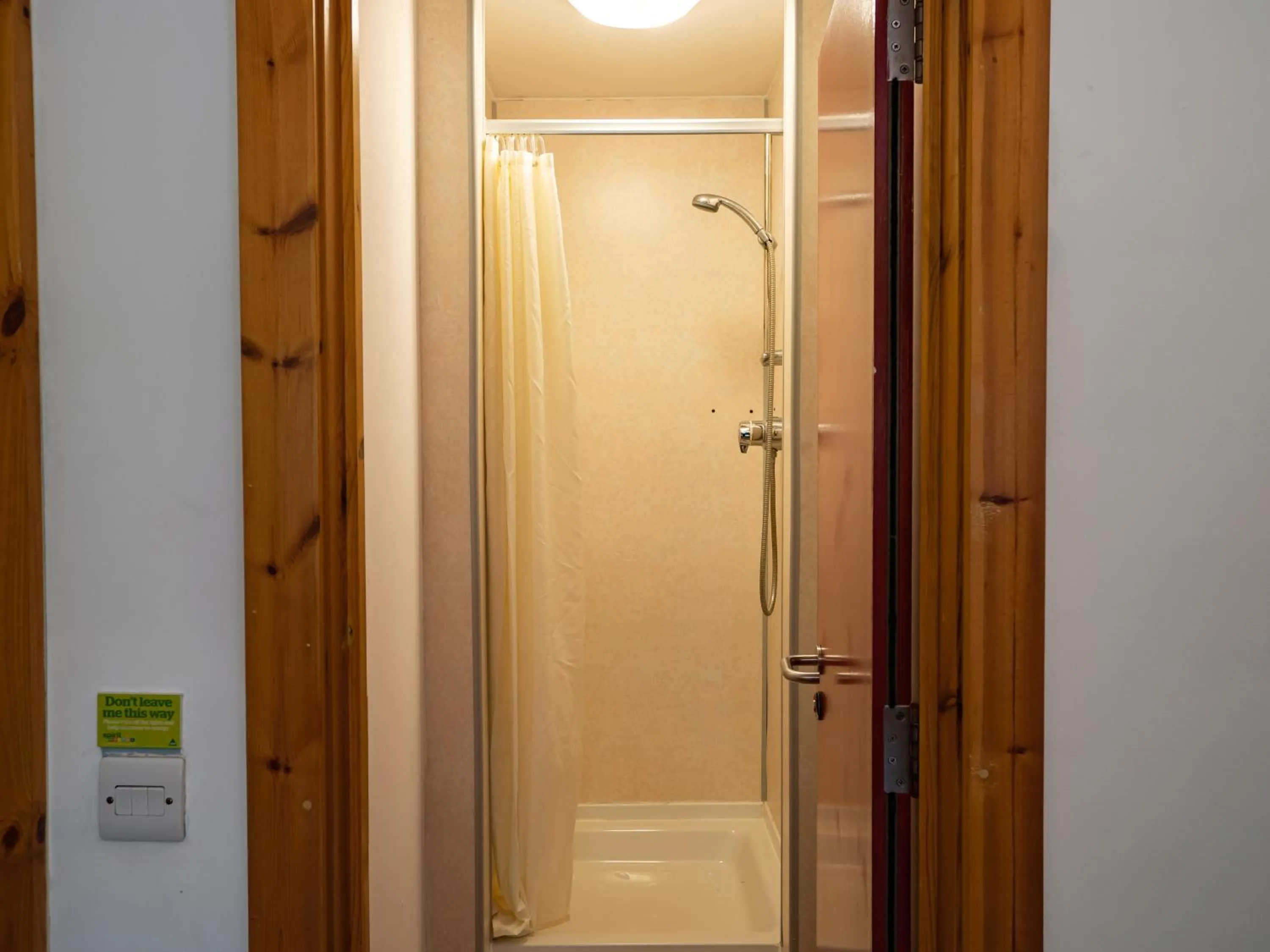 Shower in YHA London Lee Valley