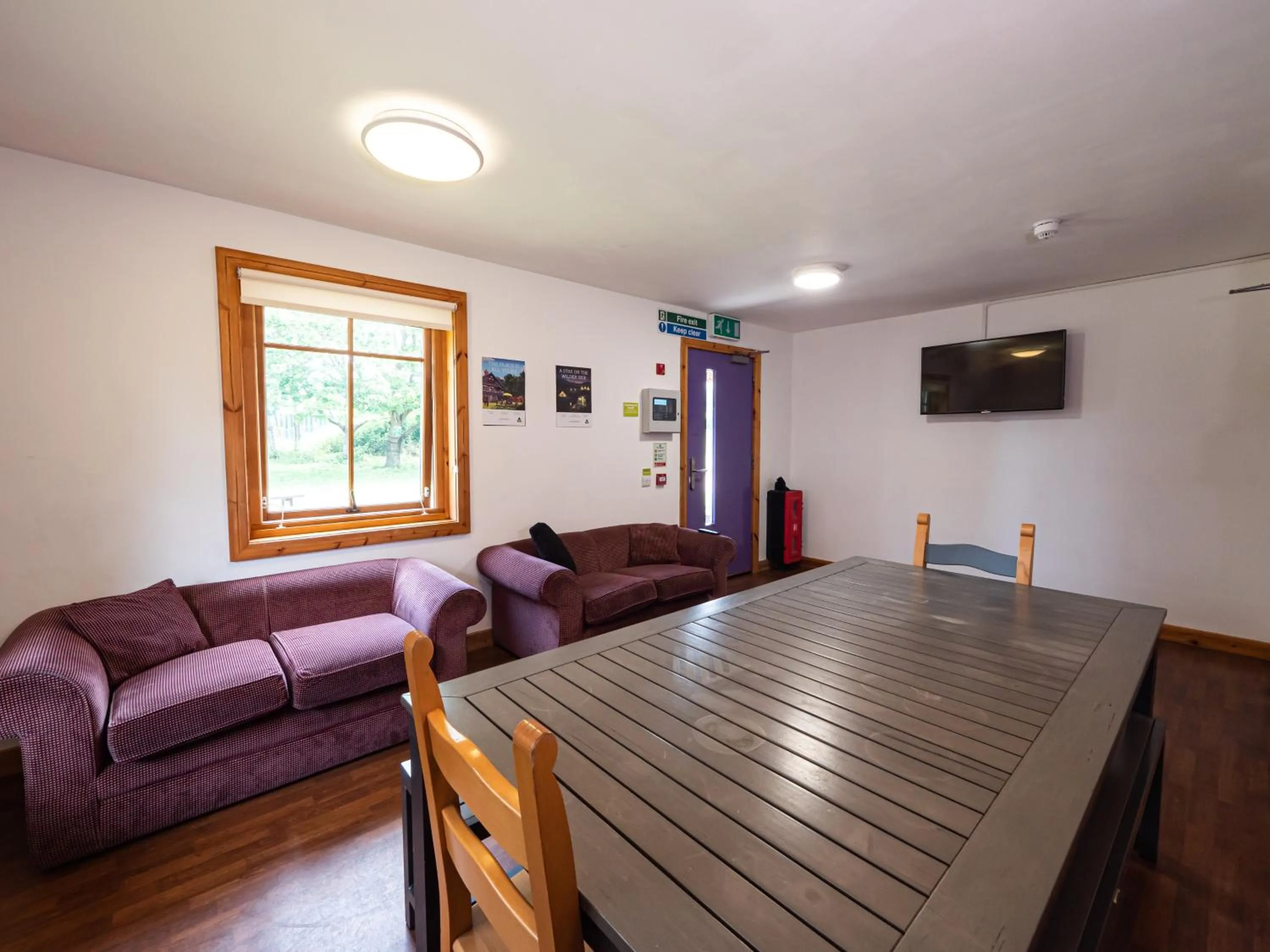 Communal lounge/ TV room in YHA London Lee Valley