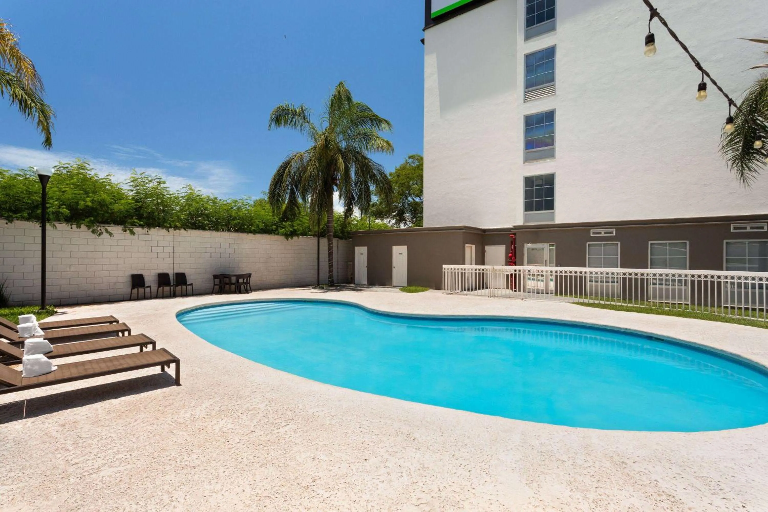 Swimming pool in Wyndham Garden Monterrey Aeropuerto