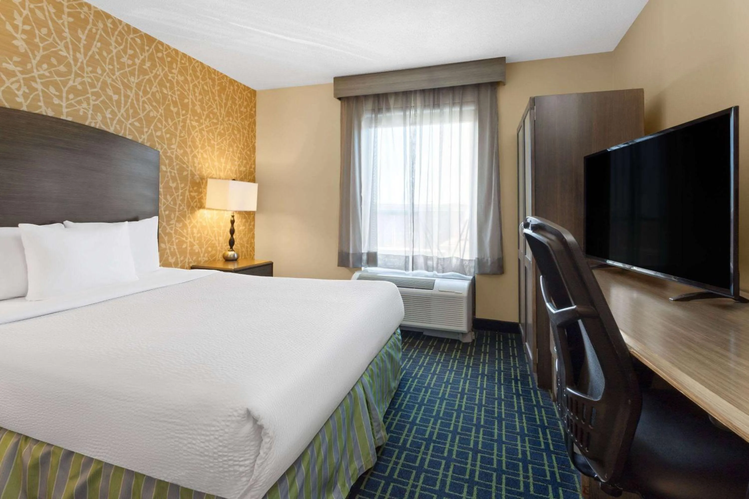 Photo of the whole room, Bed in Wyndham Garden Monterrey Aeropuerto