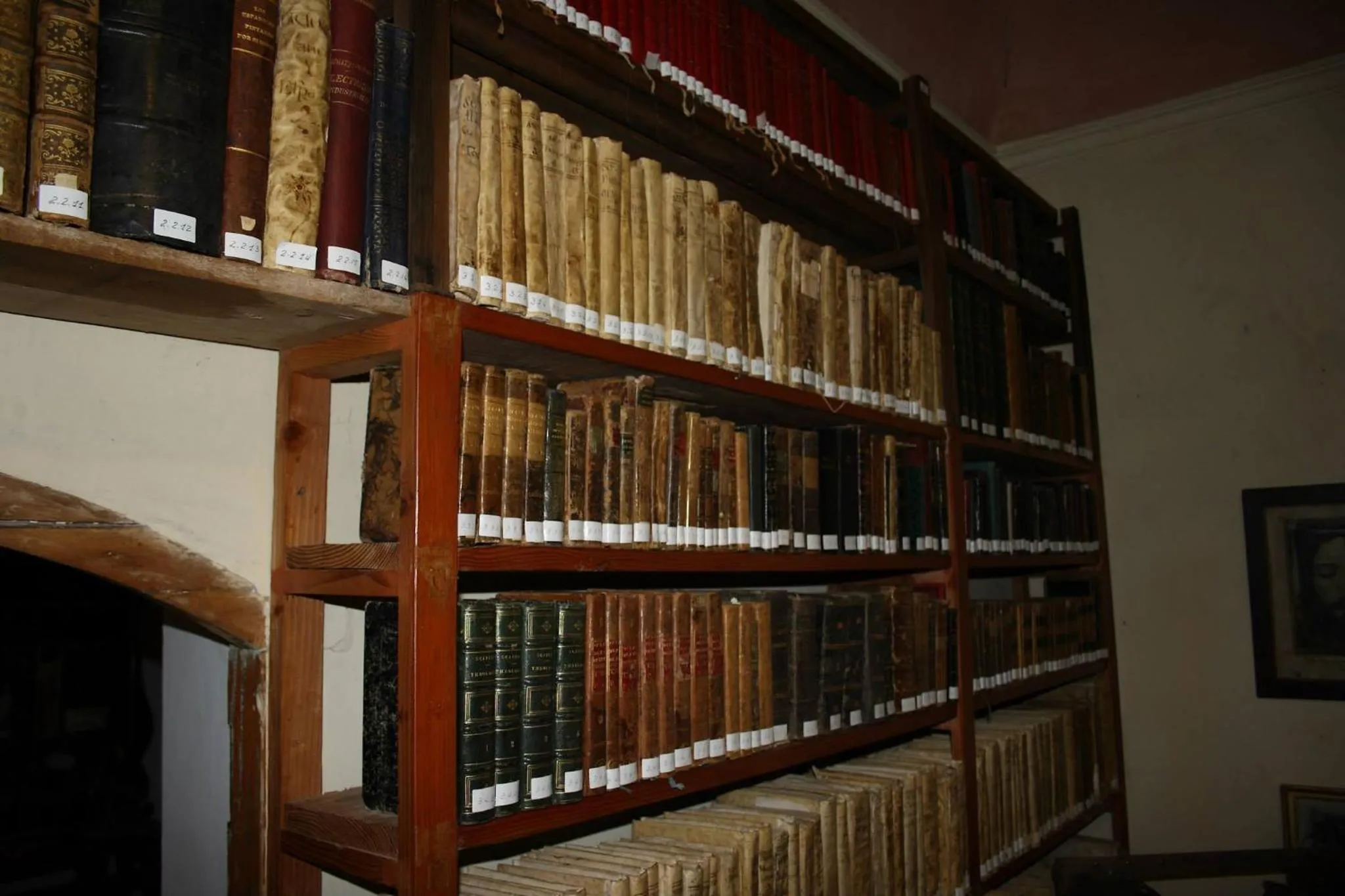 Library in Hotel Museo Cayara