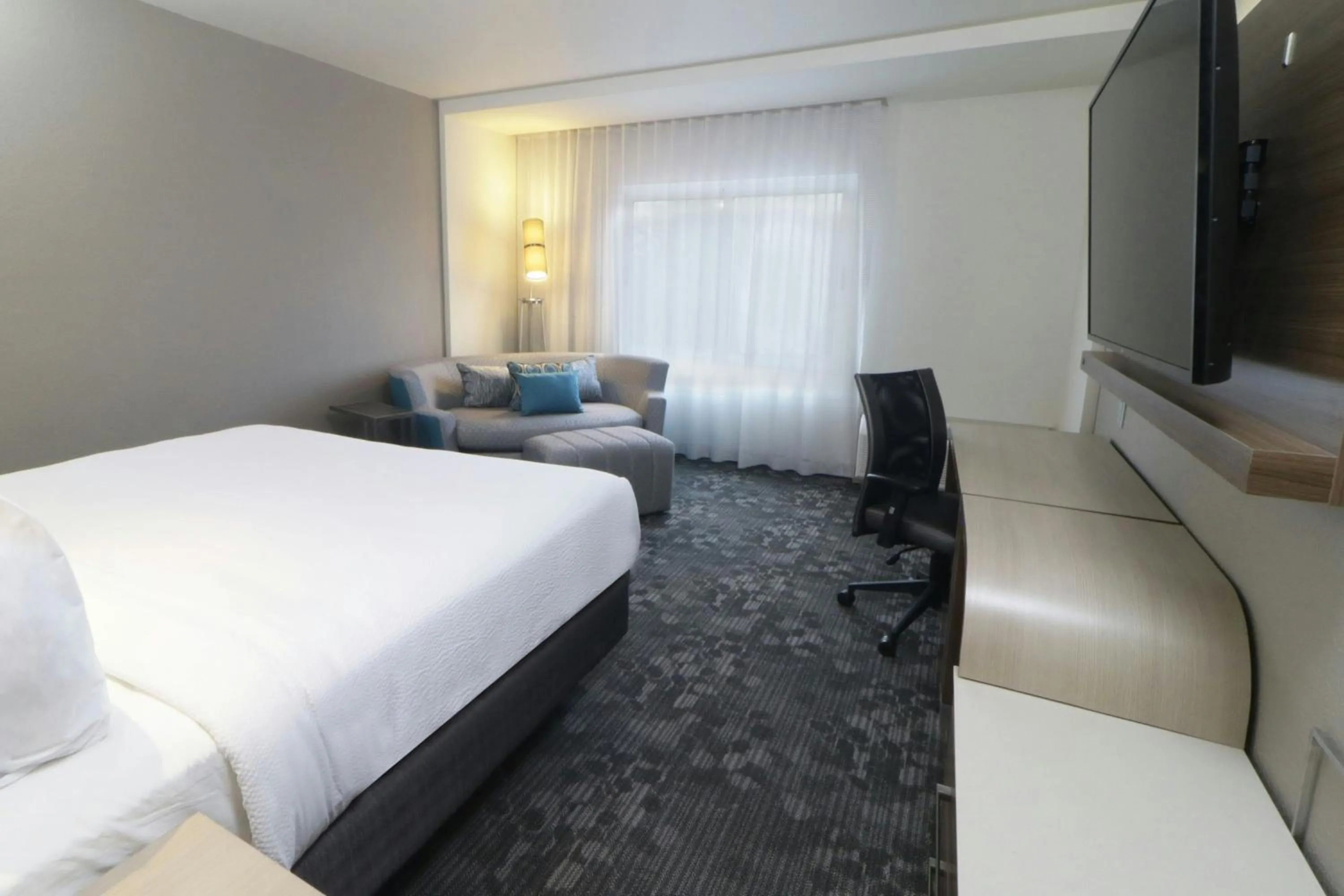 Photo of the whole room, Bed in Courtyard Monterrey Airport