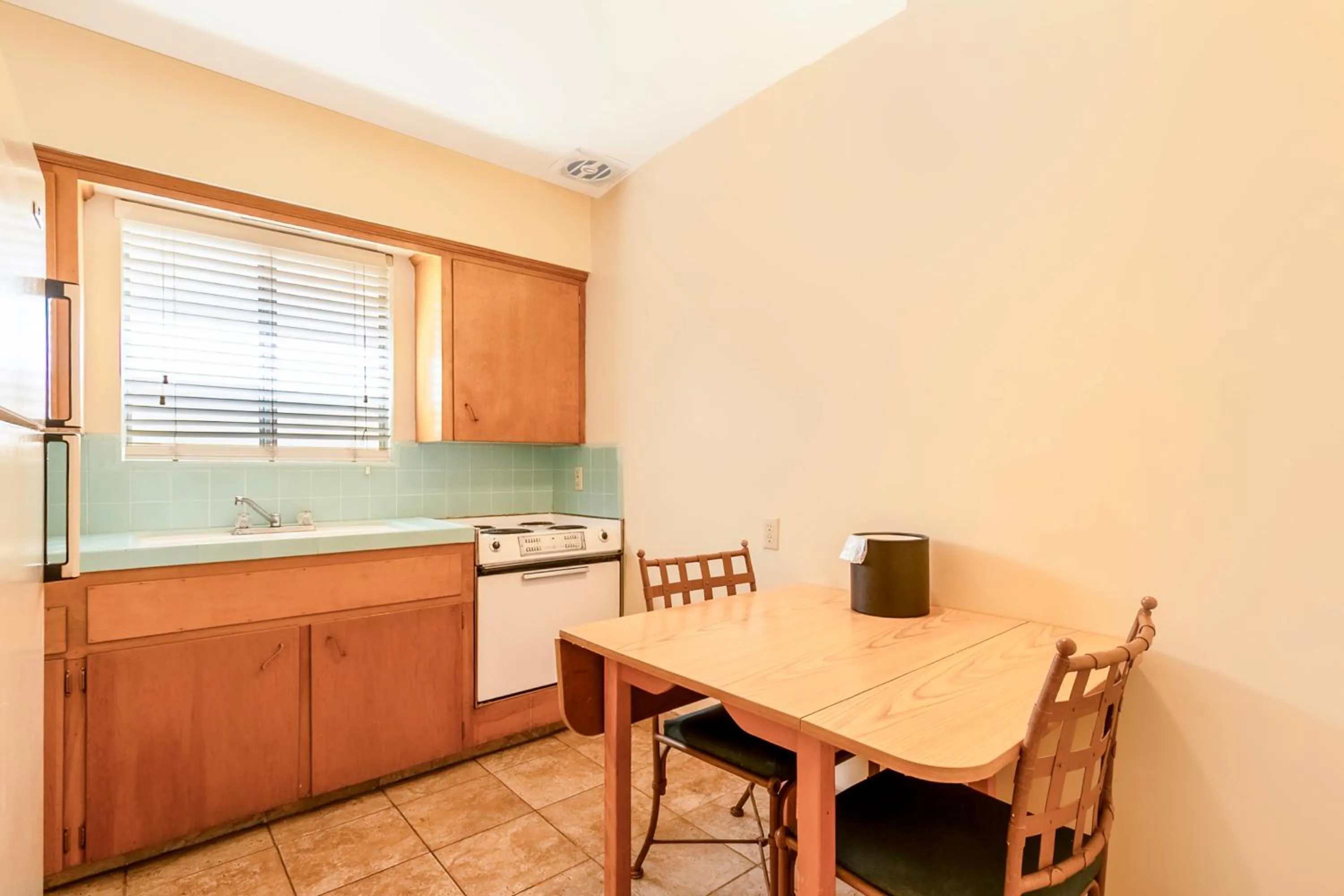 Kitchen or kitchenette in Historic Coronado Motor Hotel by OYO