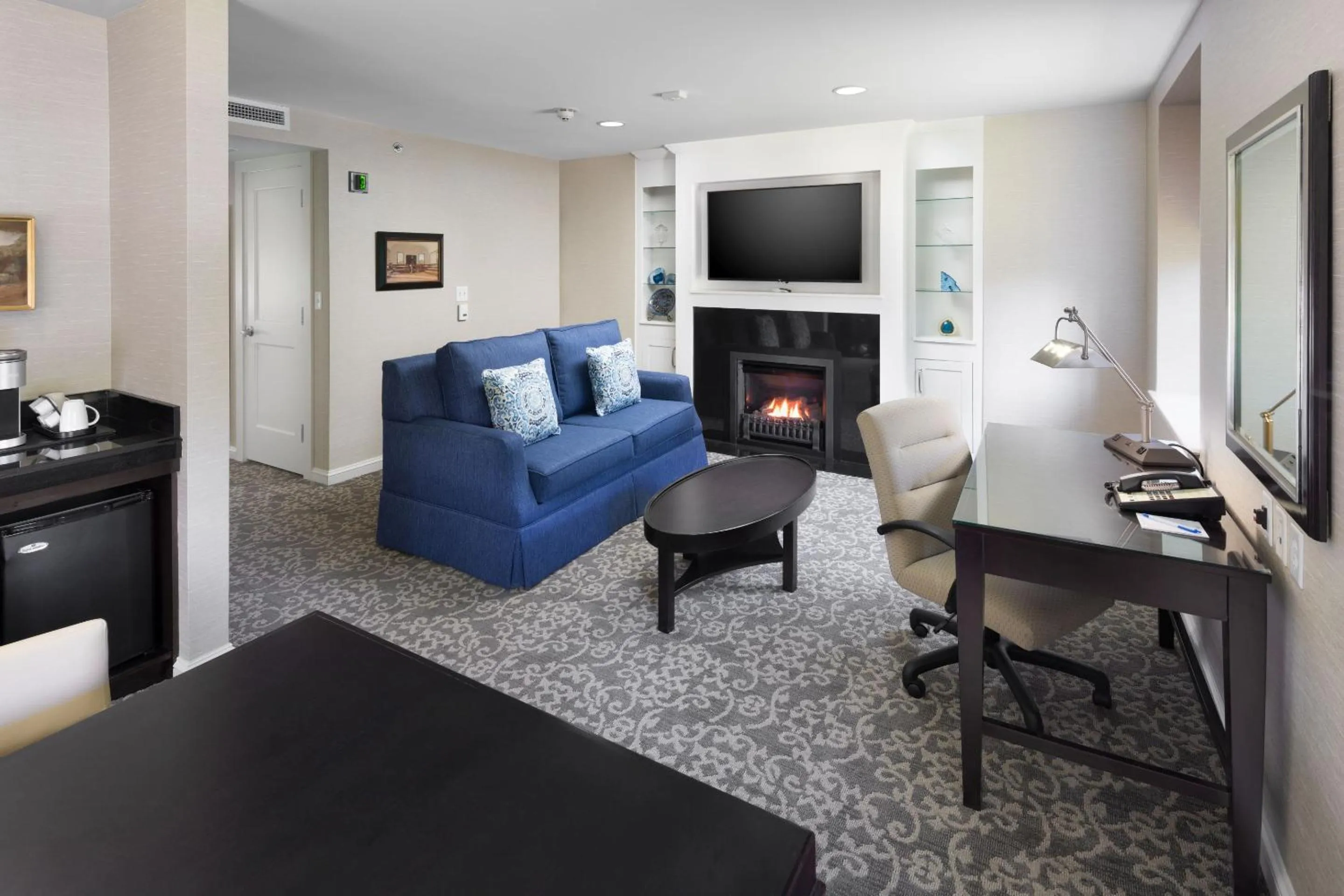 Living room in Andover Inn