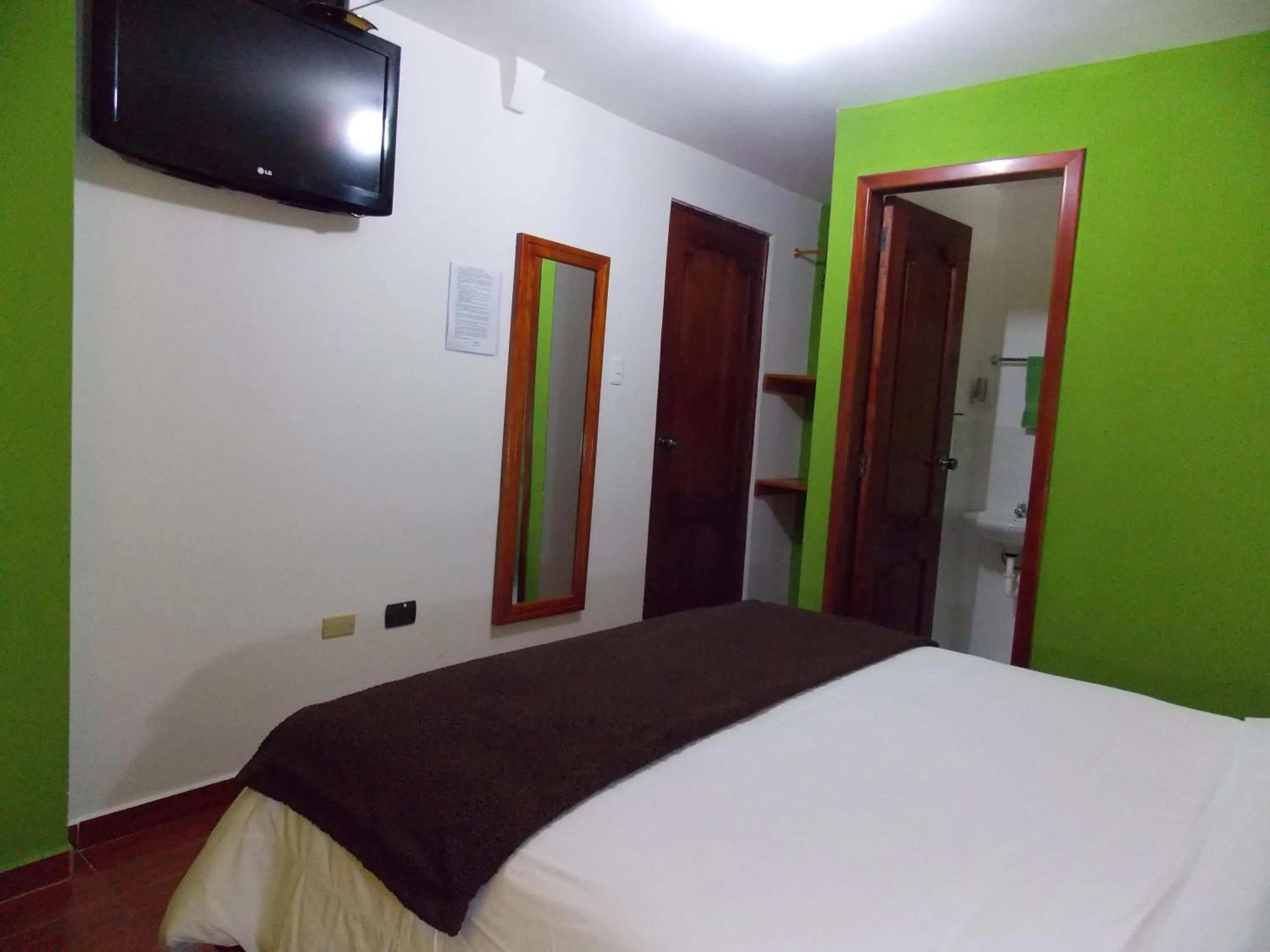 Photo of the whole room, Bed in Green House Araque Inn