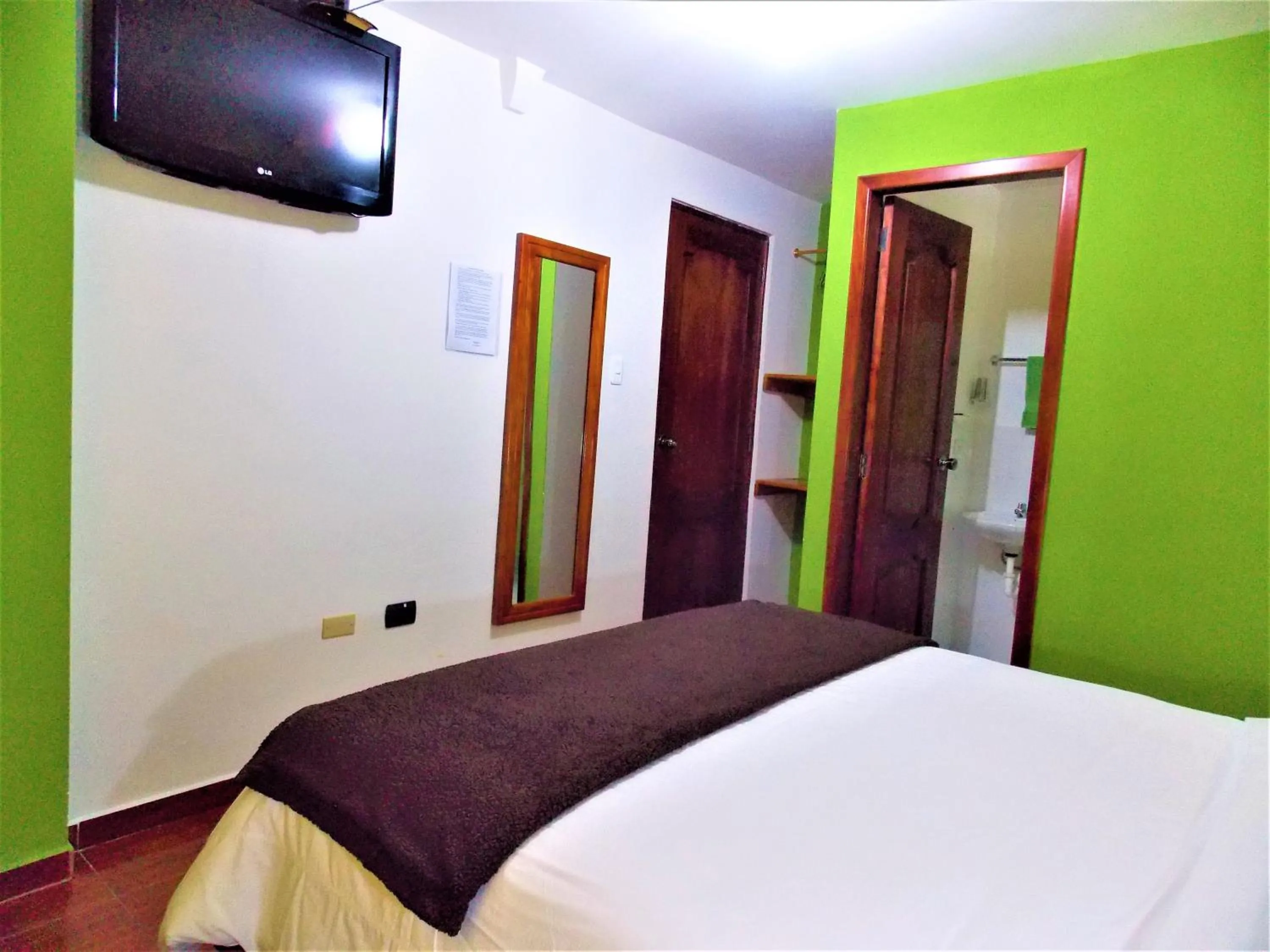 Photo of the whole room, Bed in Green House Araque Inn