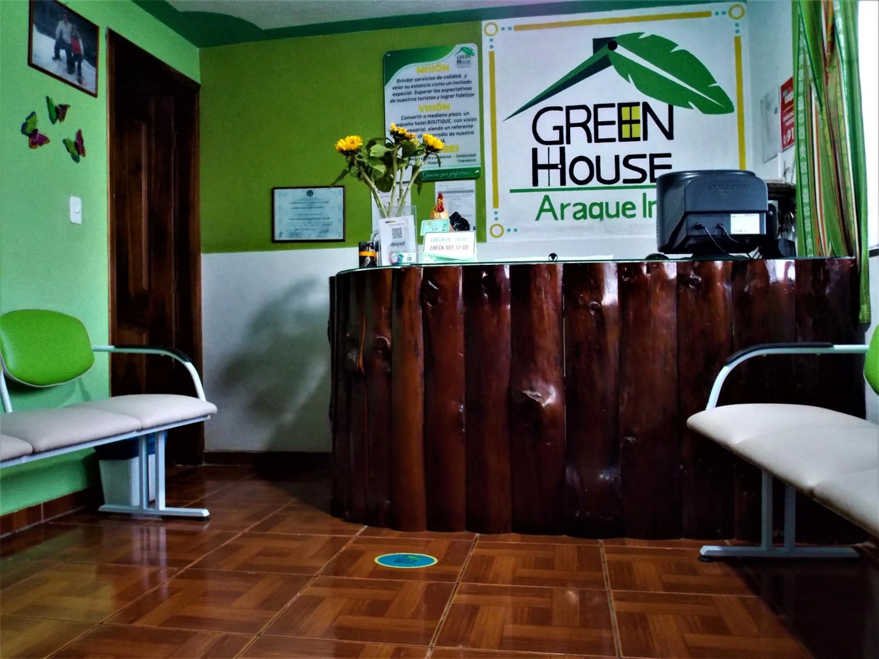 Communal lounge/ TV room in Green House Araque Inn