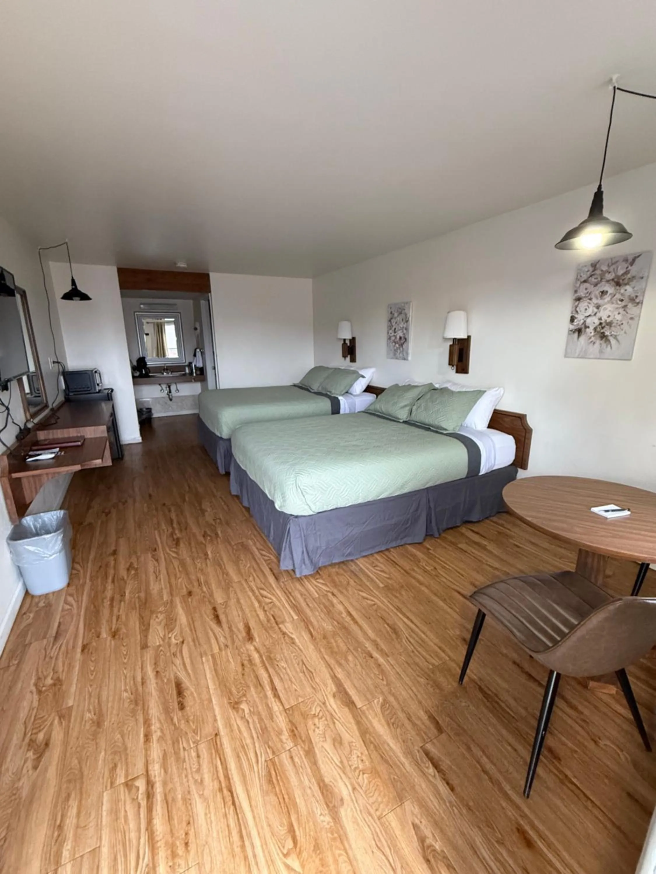 Photo of the whole room, Bed in State Street Motel