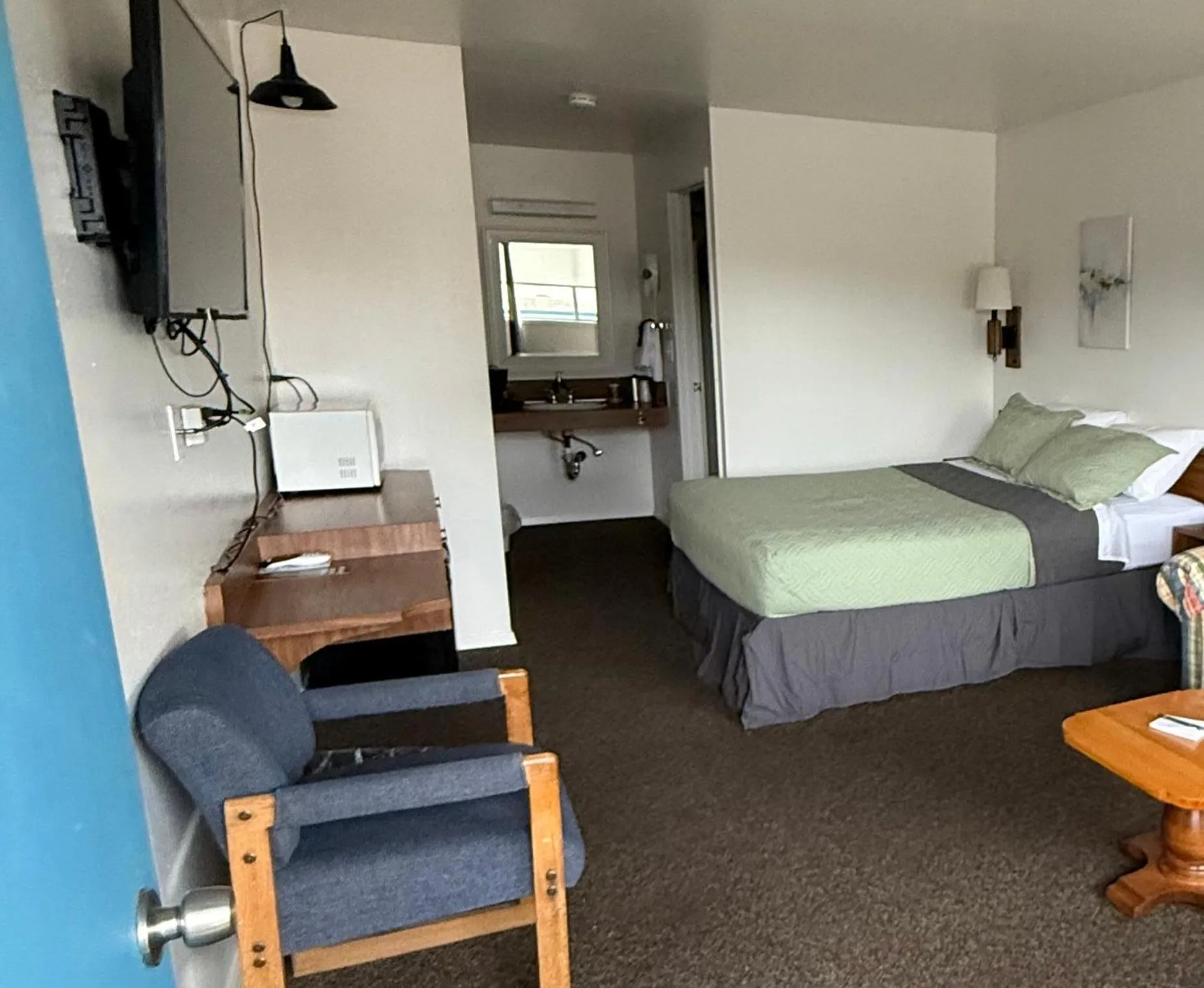 Photo of the whole room, Bed in State Street Motel