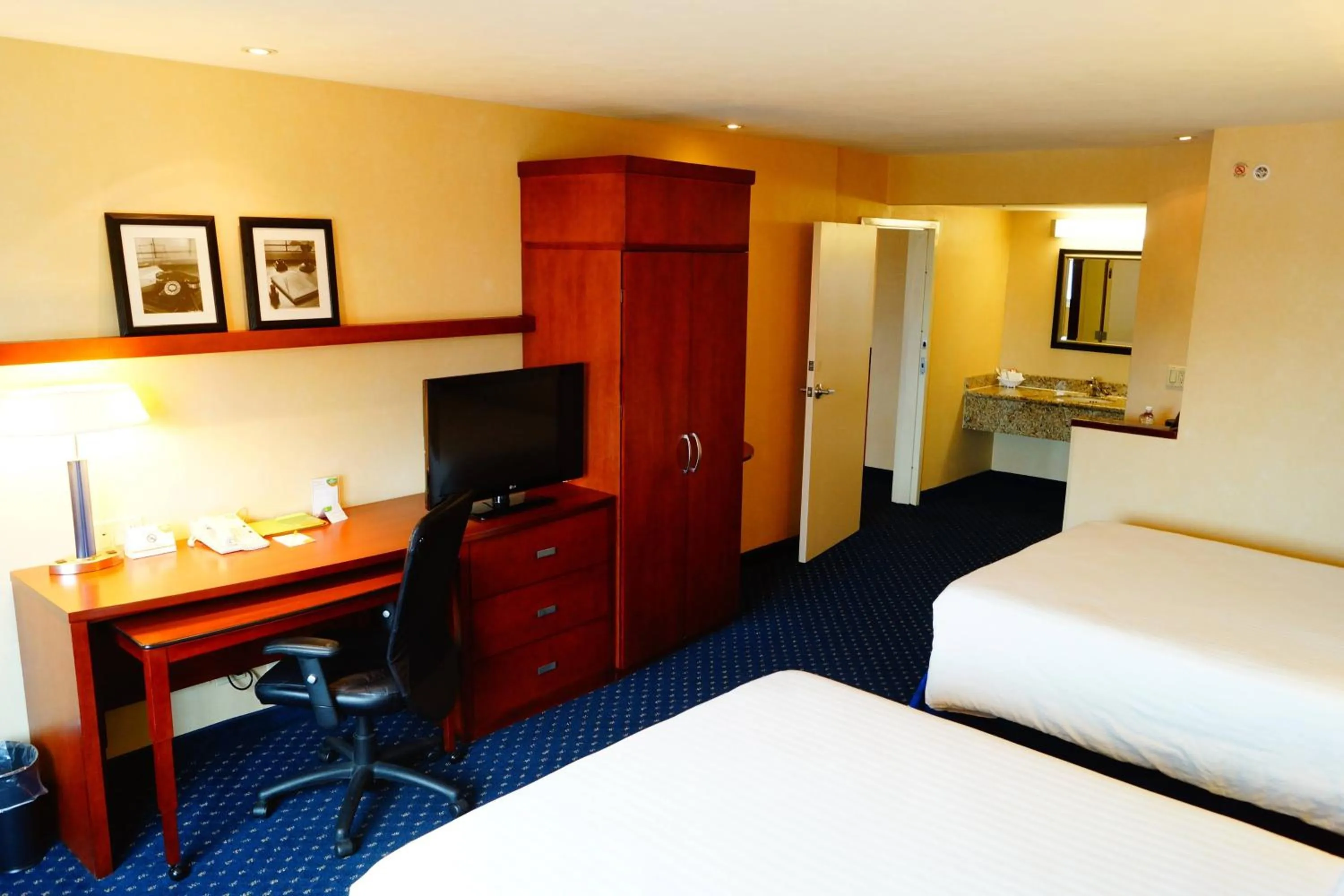 Photo of the whole room, Bed in Courtyard Monterrey San Jeronimo