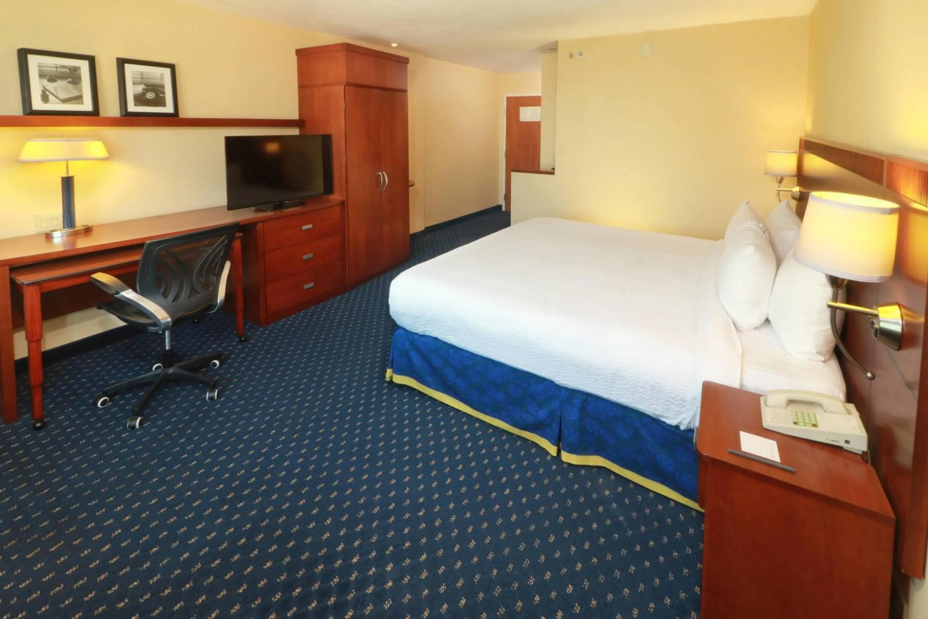 Photo of the whole room, Bed in Courtyard Monterrey San Jeronimo