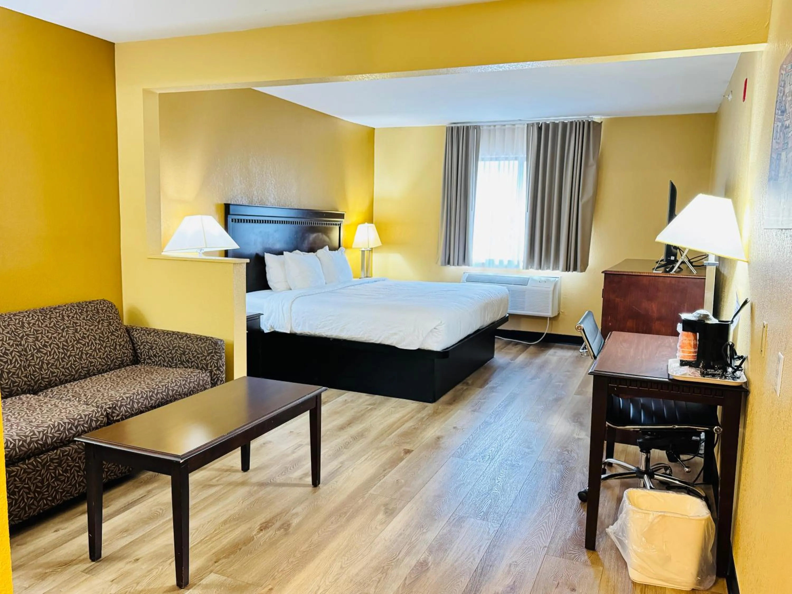 Bed in Econo Lodge Inn & Suites Monroe