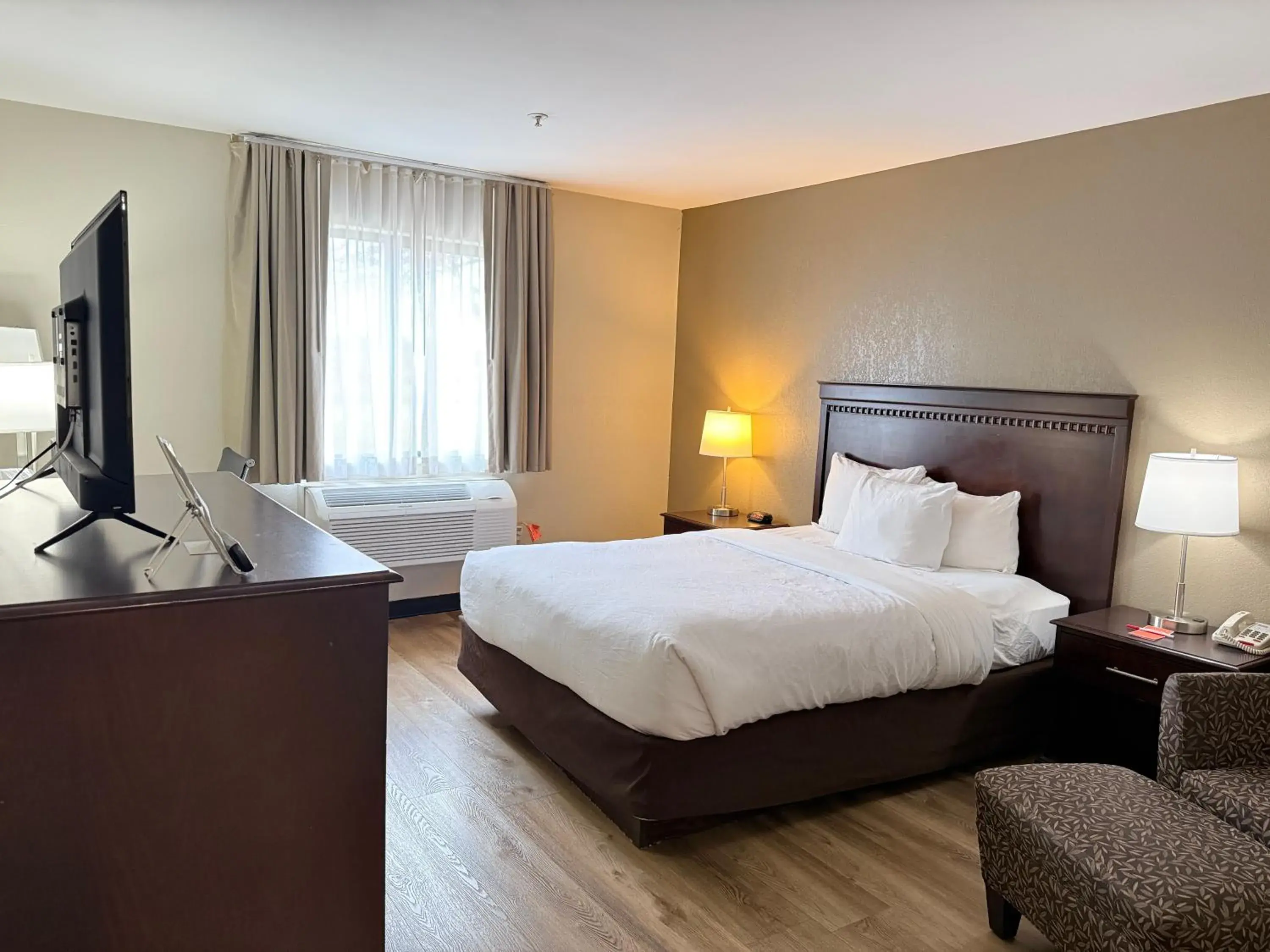 Queen Room - Accessible/Nonsmoking in Econo Lodge Inn & Suites Monroe Queen Room - Accessible/Nonsmoking in Econo Lodge Inn & Suites Monroe