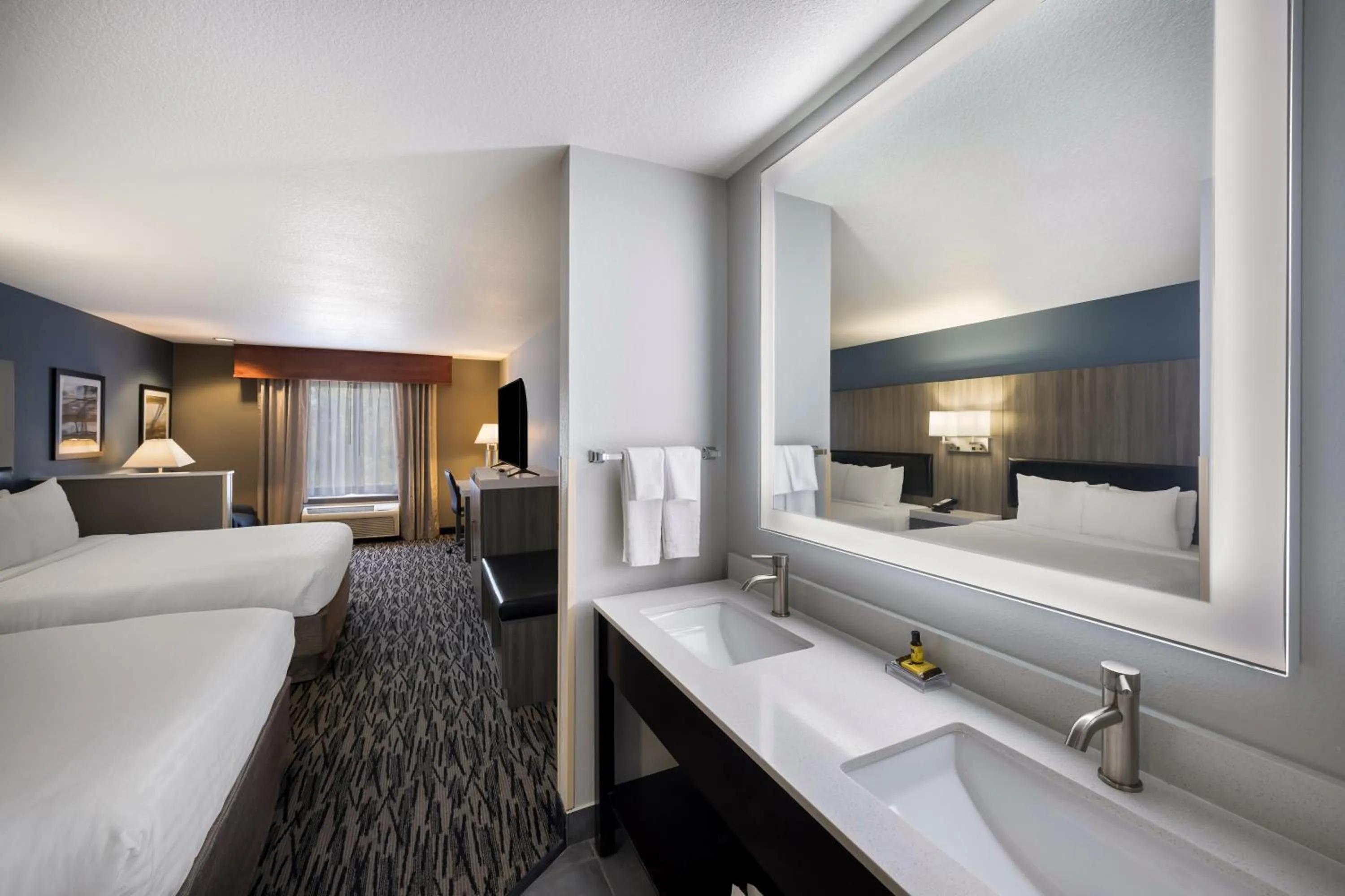 Photo of the whole room, Bed in Best Western PLUS Mountain View Auburn Inn