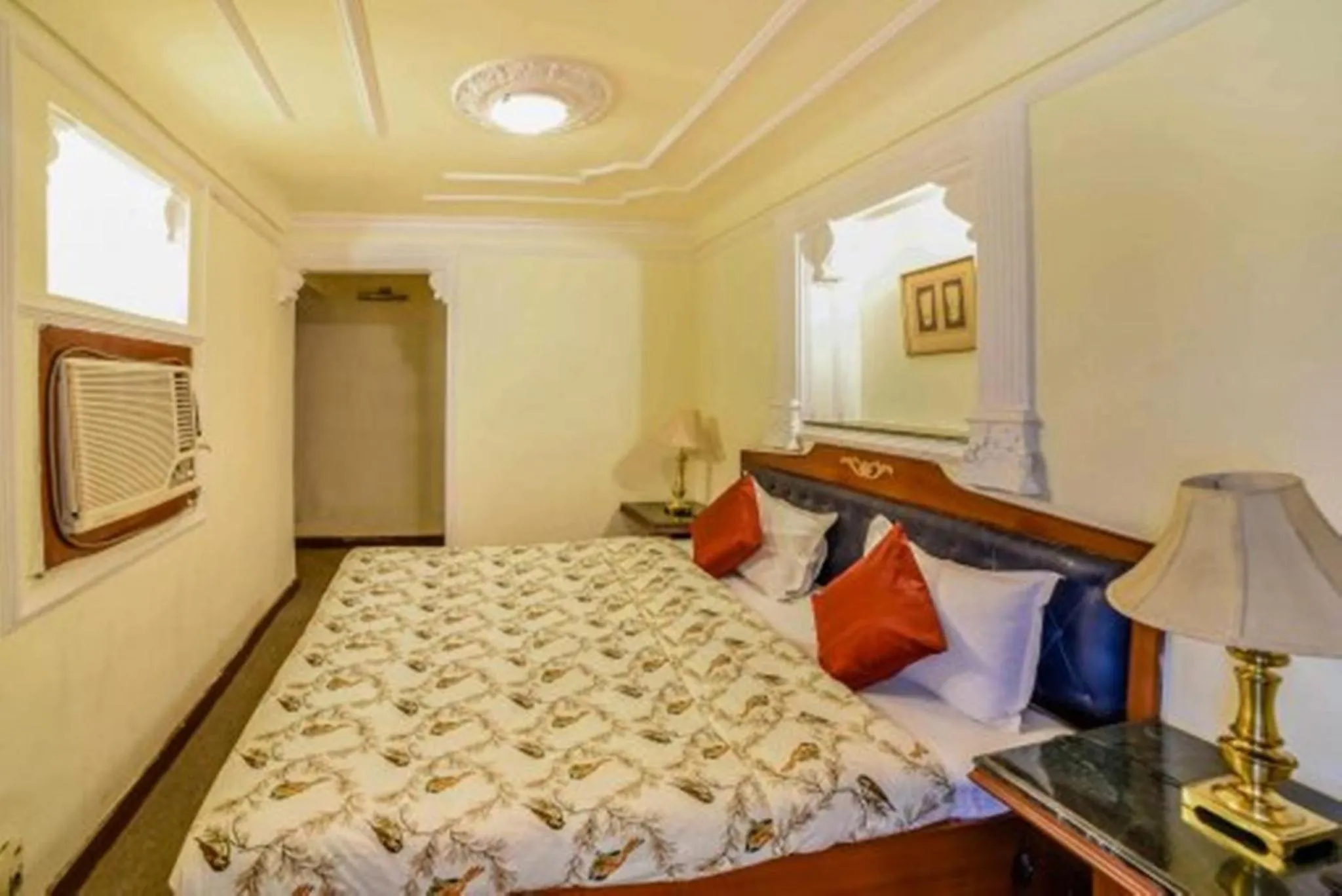 Bed in Hotel Sugan Niwas Palace