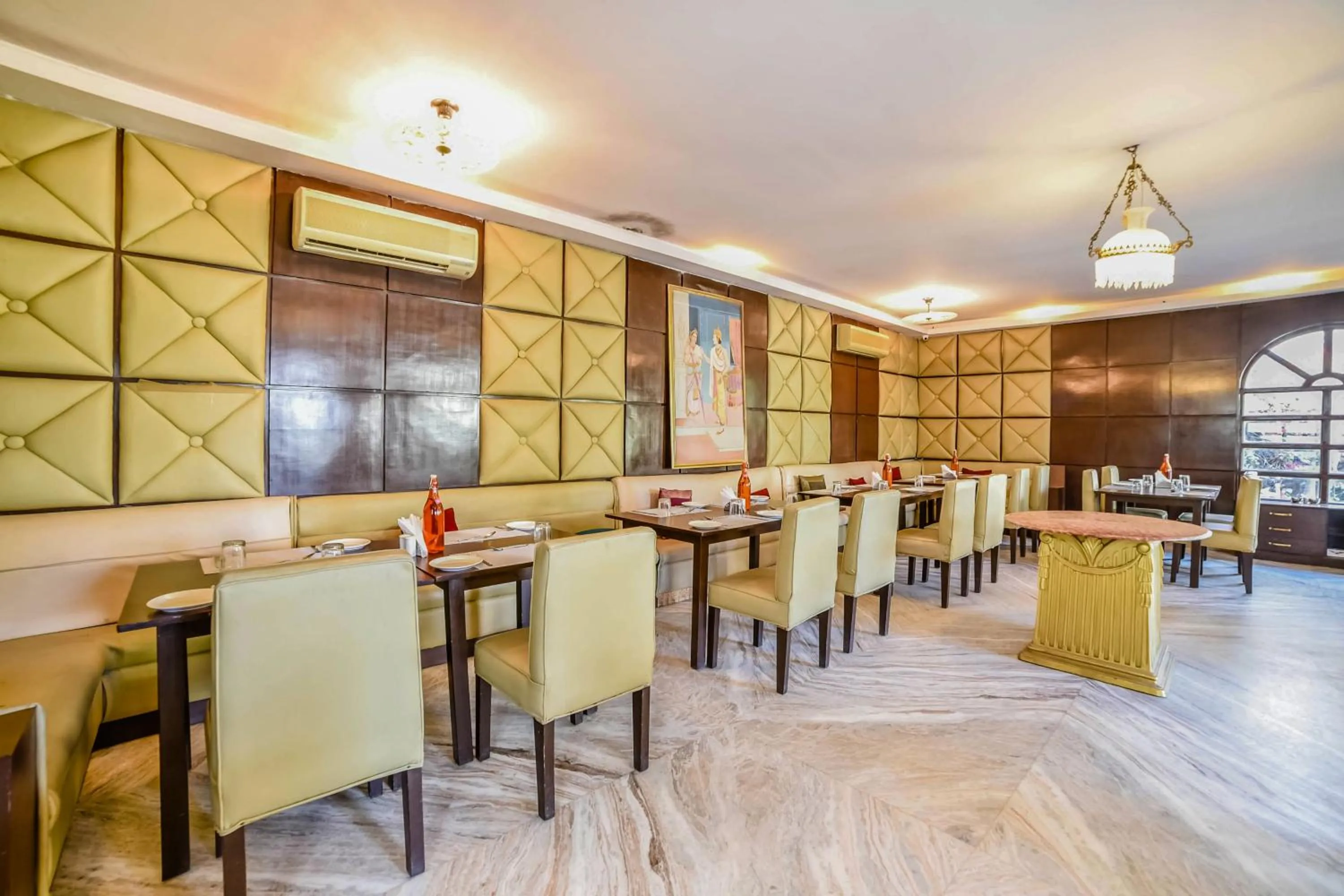 Restaurant/places to eat in Hotel Sugan Niwas Palace