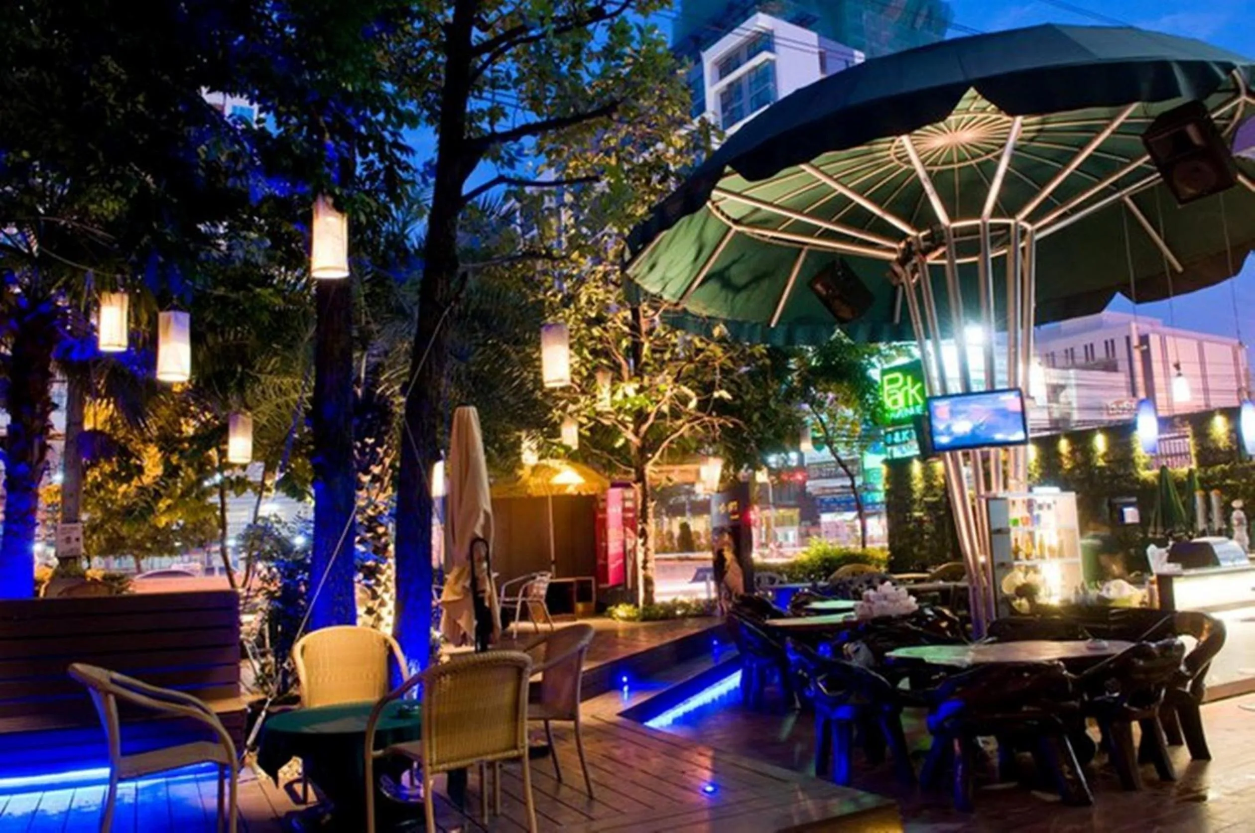 Restaurant/places to eat in The Park Residence @ Bangkok