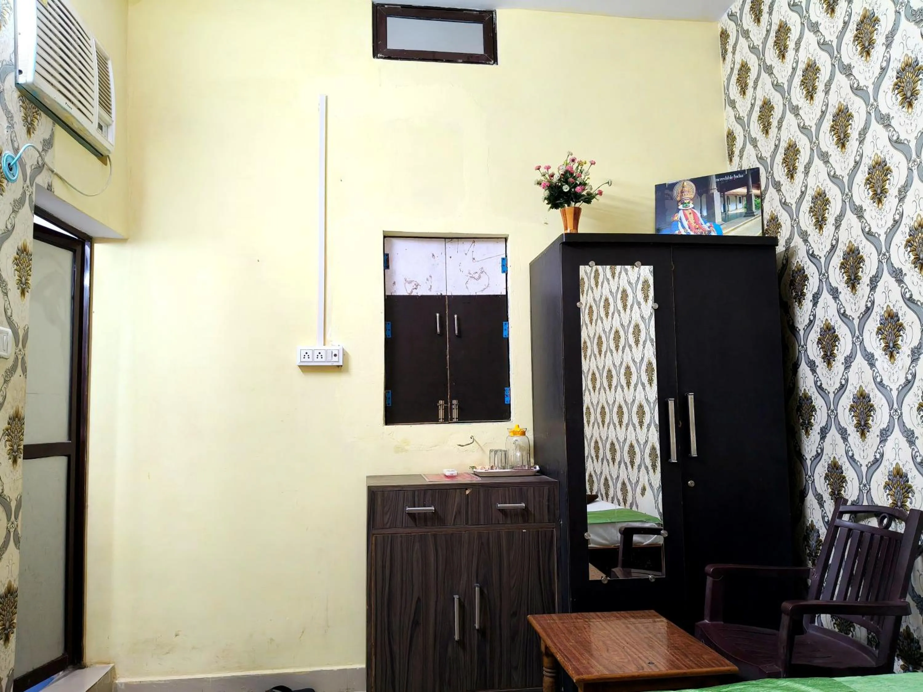 wardrobe in Golden River Homestay