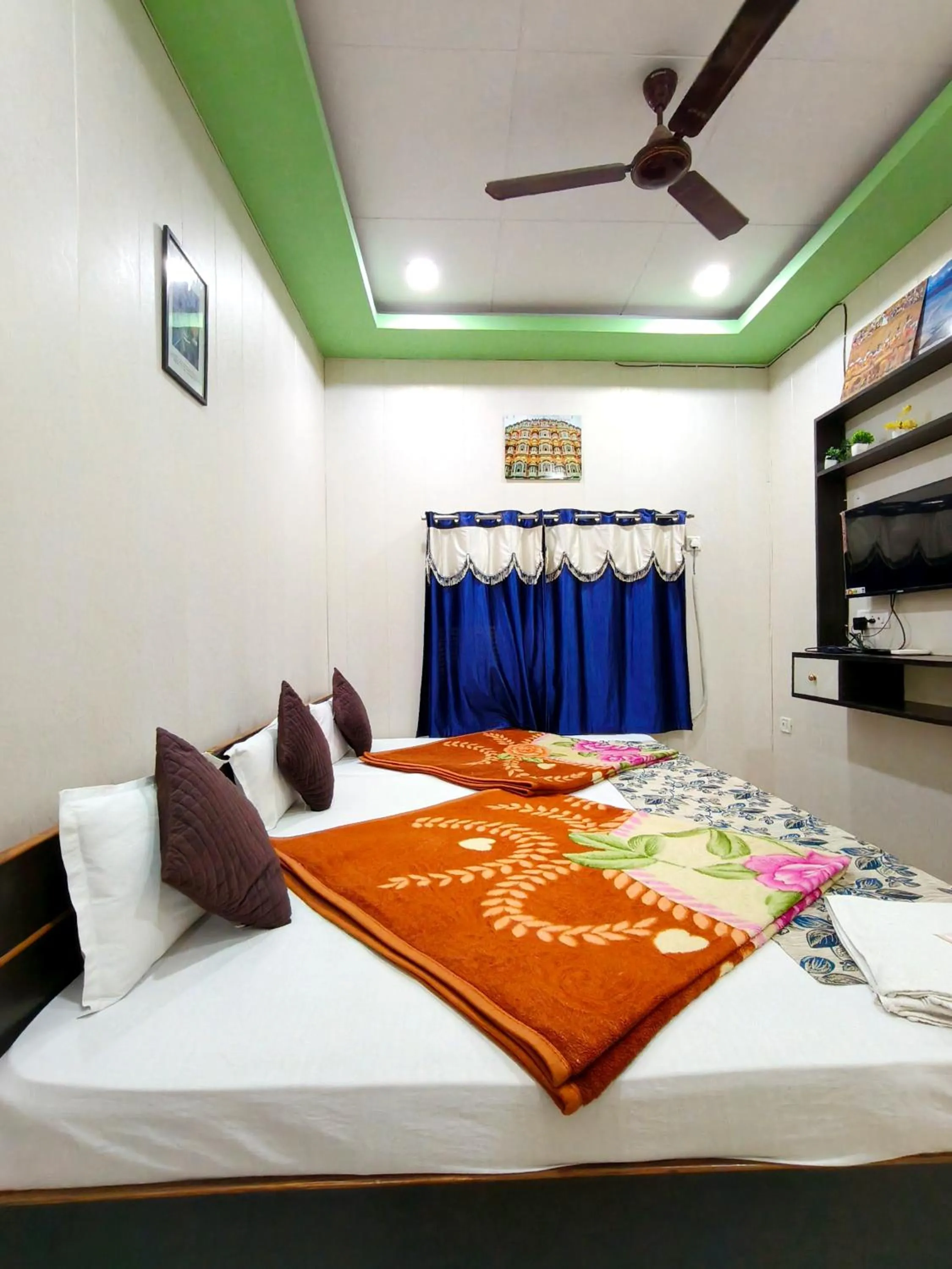 Bed in Golden River Homestay