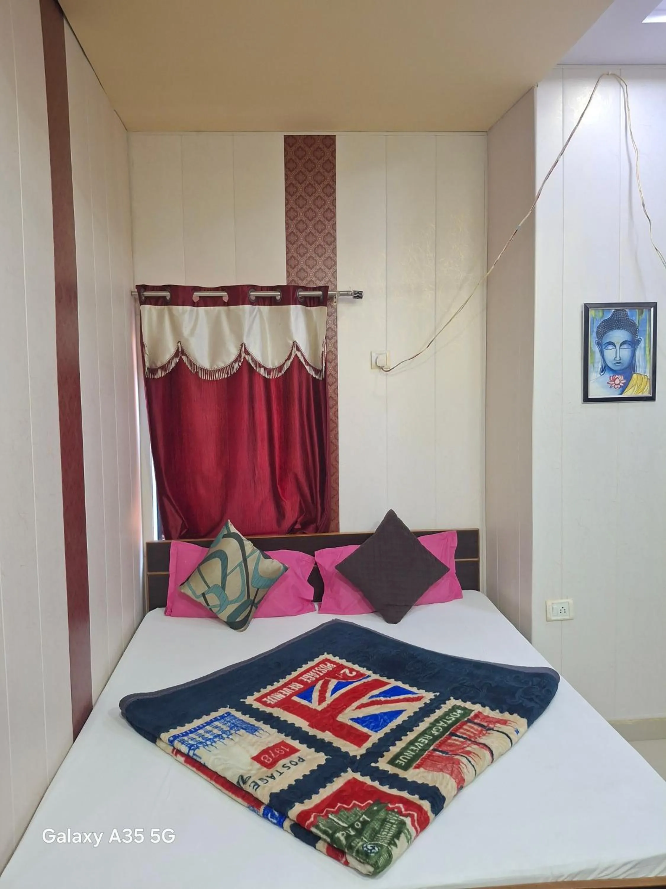 Bed in Golden River Homestay