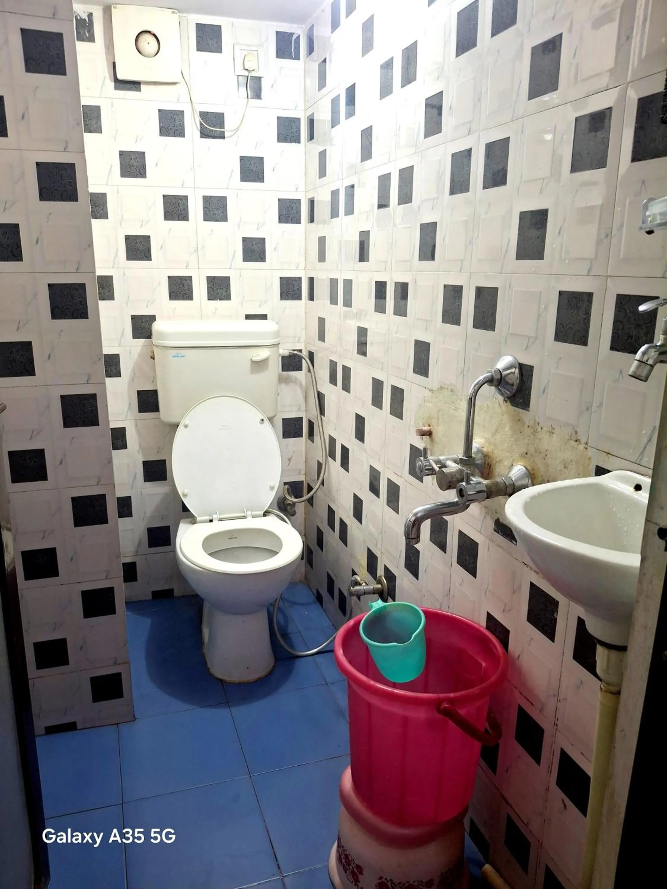 Bathroom in Golden River Homestay