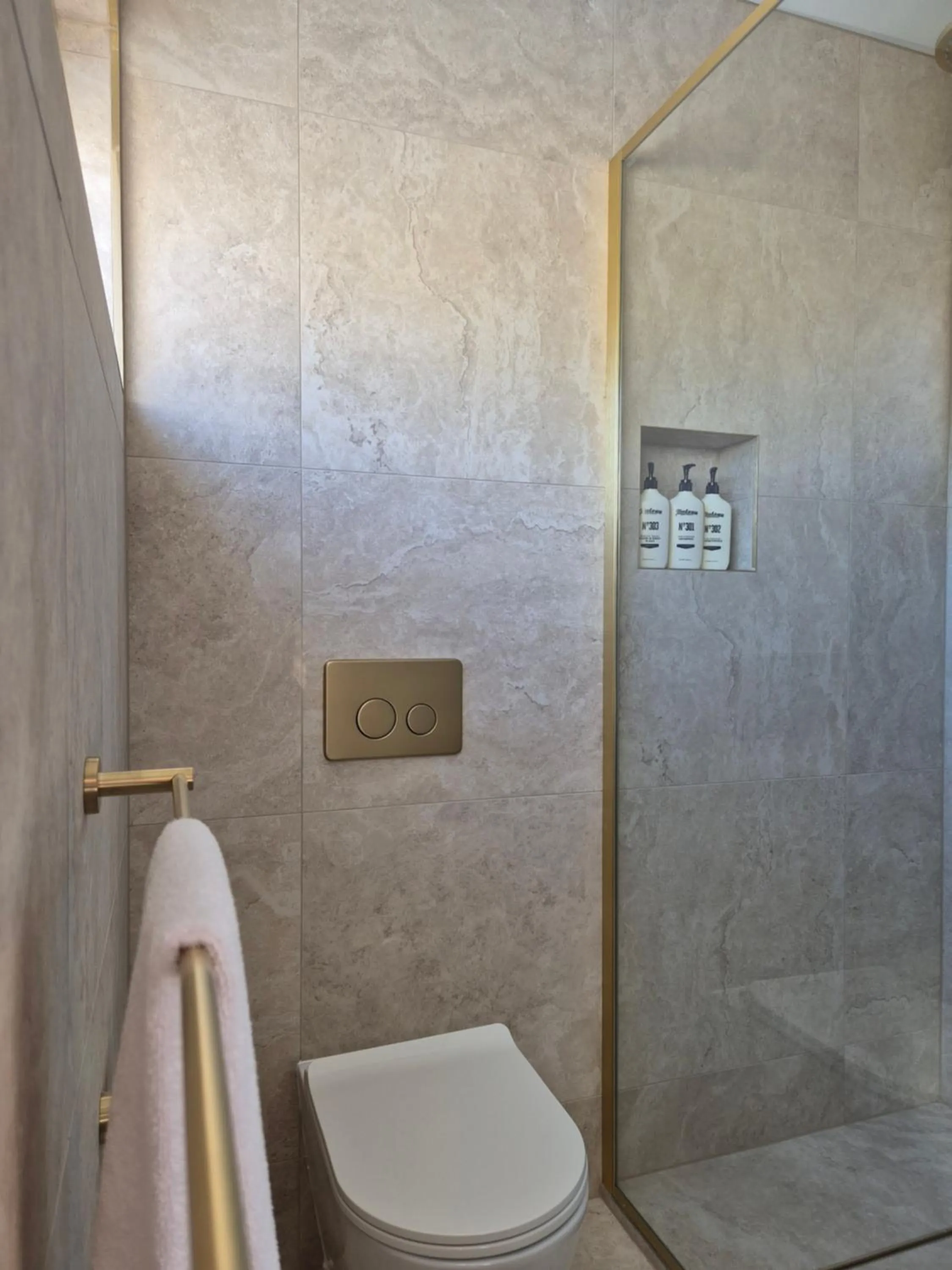 Toilet in Noosa Sun - On the Noosa River