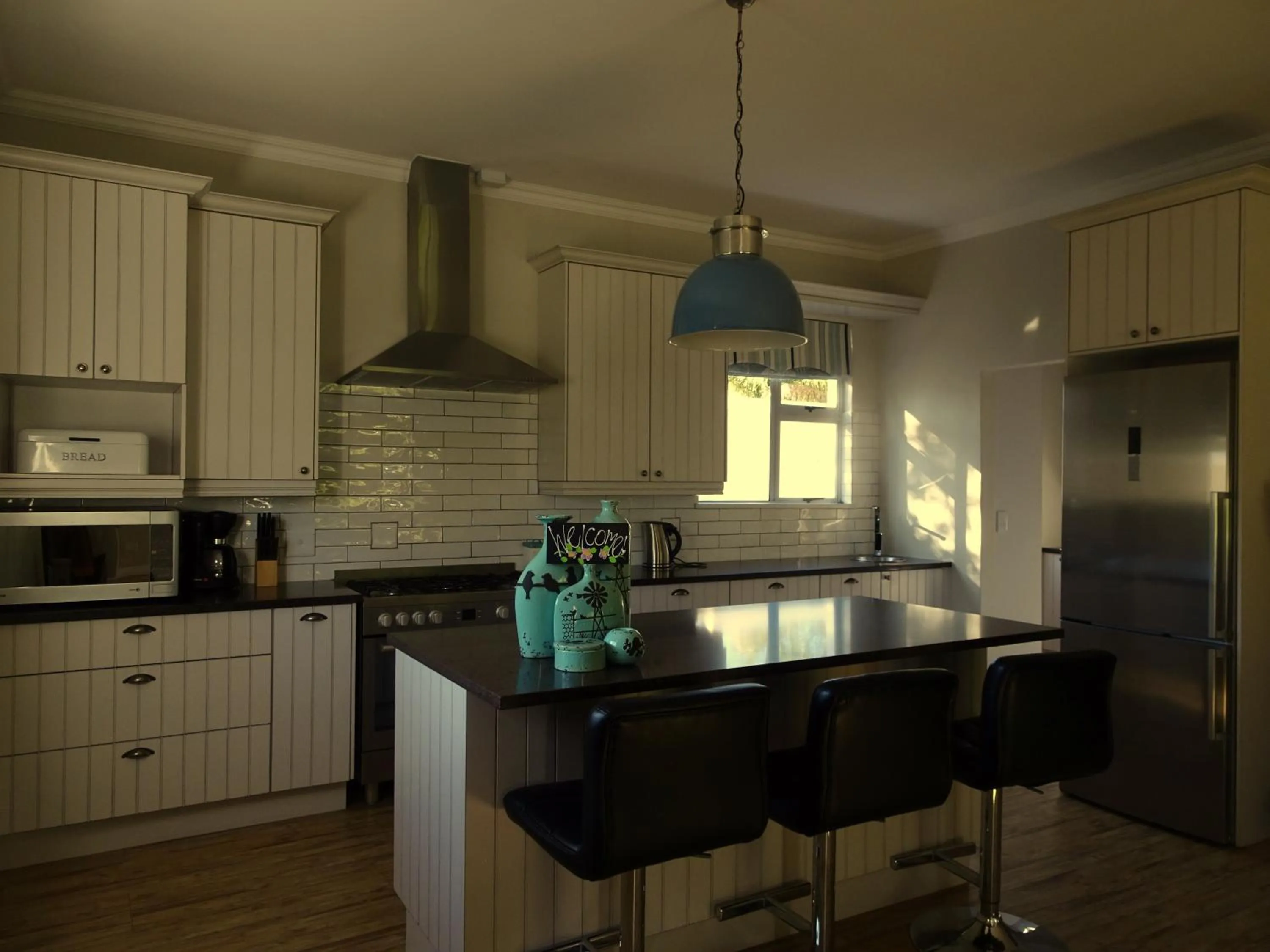 Kitchen or kitchenette in African Palm Cottage and Guesthouse