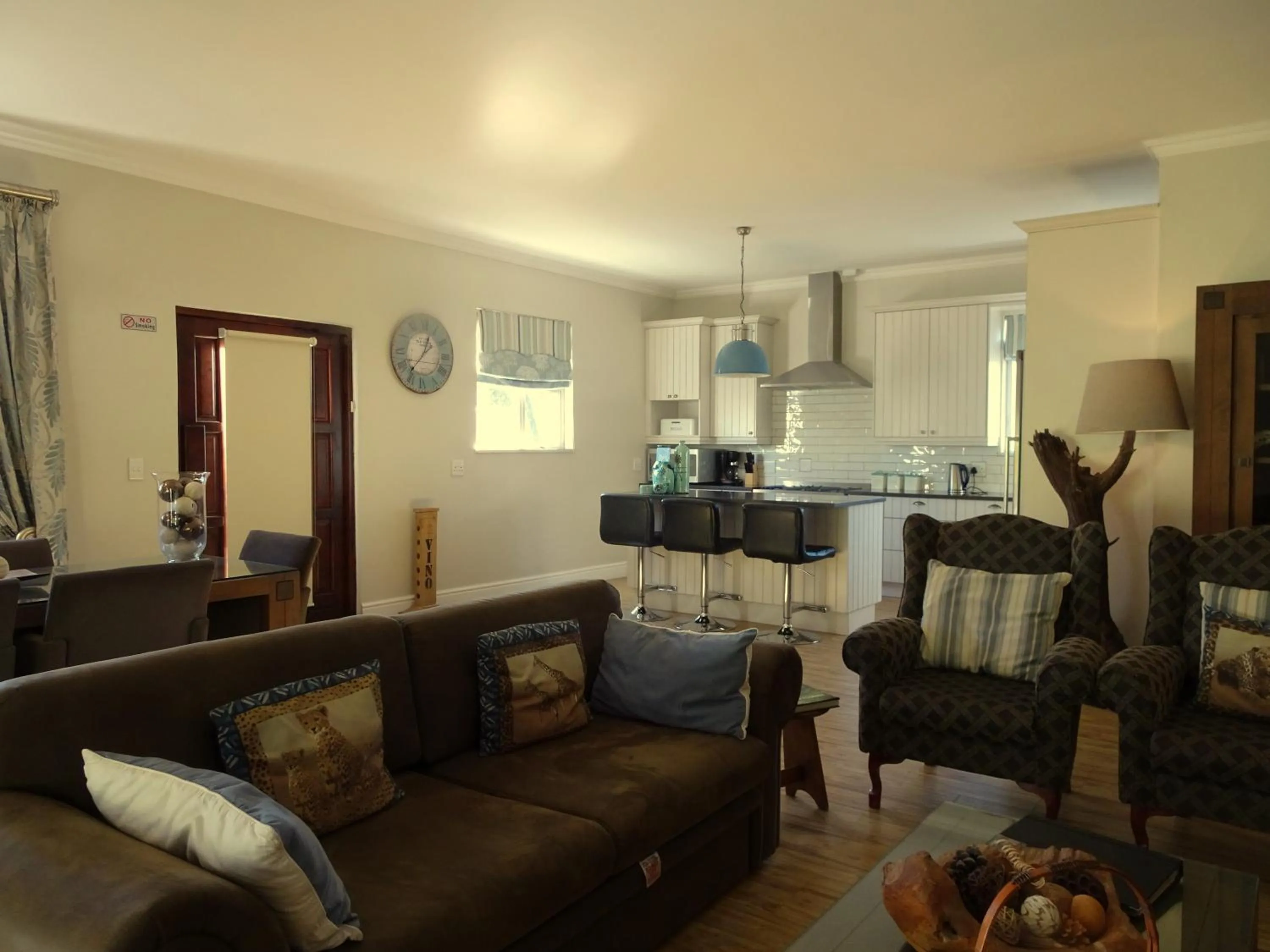 Kitchen or kitchenette in African Palm Cottage and Guesthouse