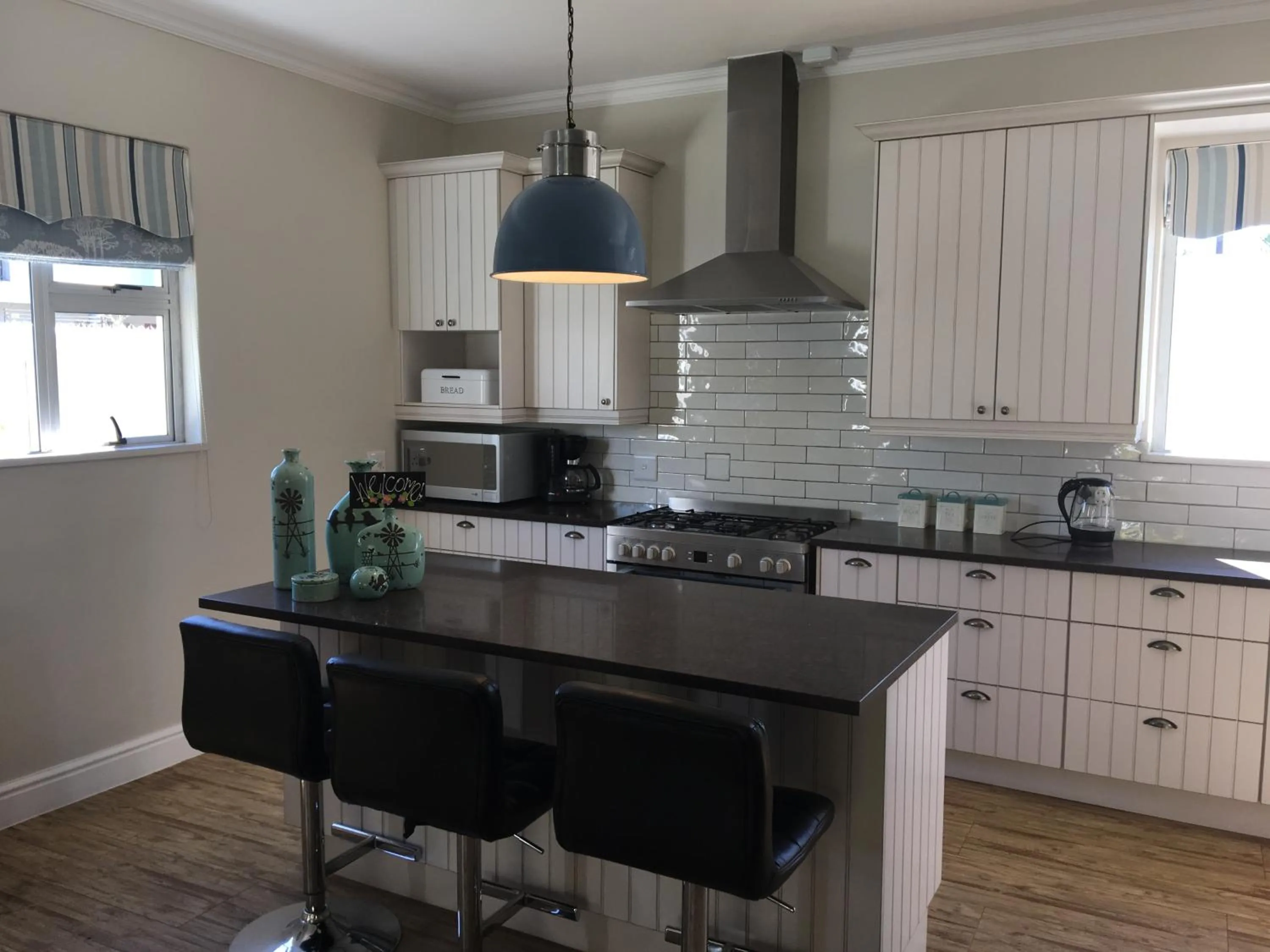 Kitchen or kitchenette in African Palm Cottage and Guesthouse