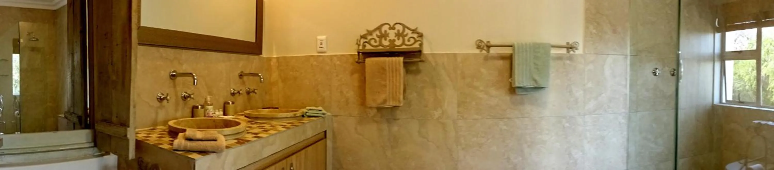 Bathroom in African Palm Cottage and Guesthouse