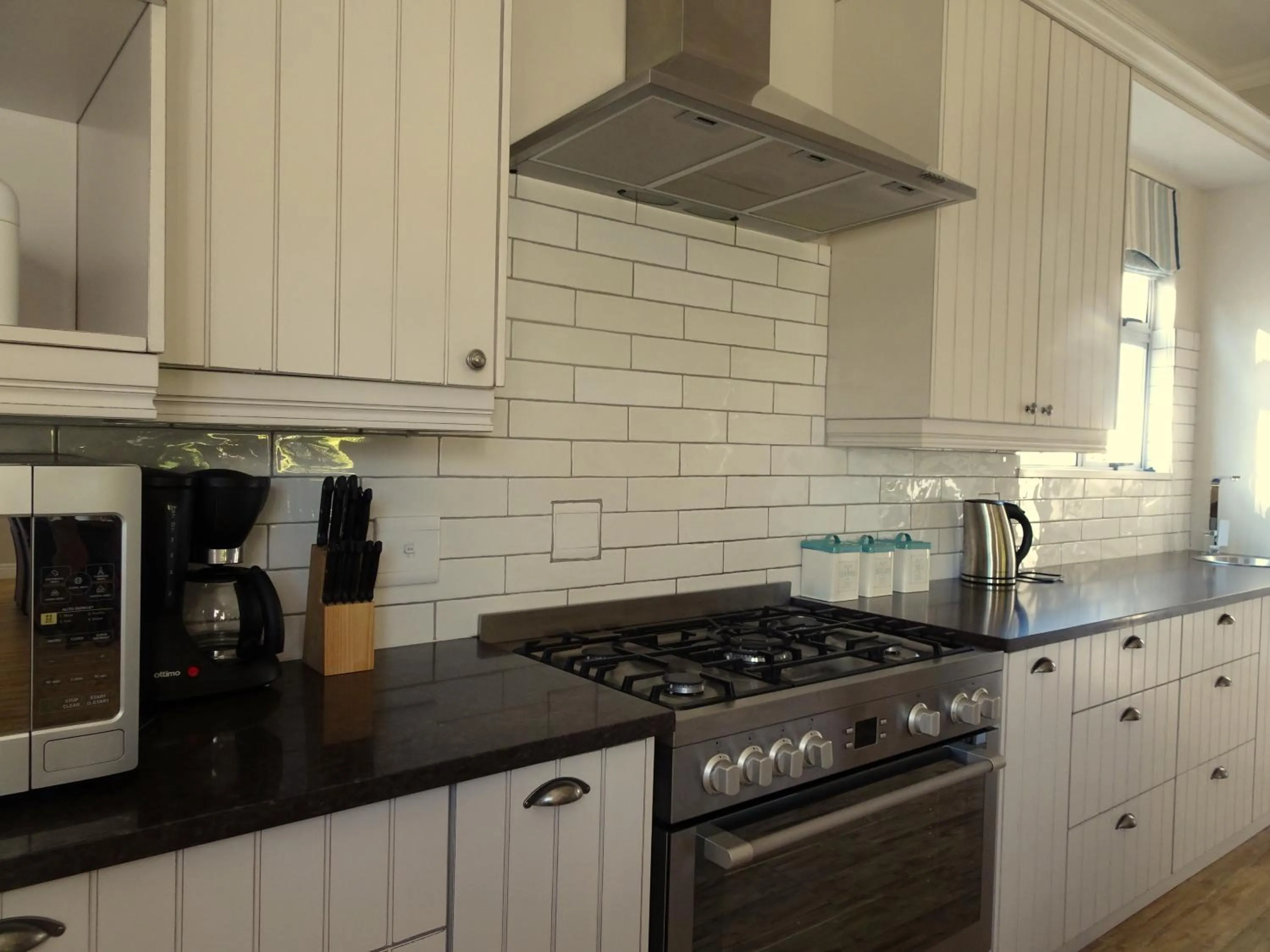 Kitchen or kitchenette in African Palm Cottage and Guesthouse