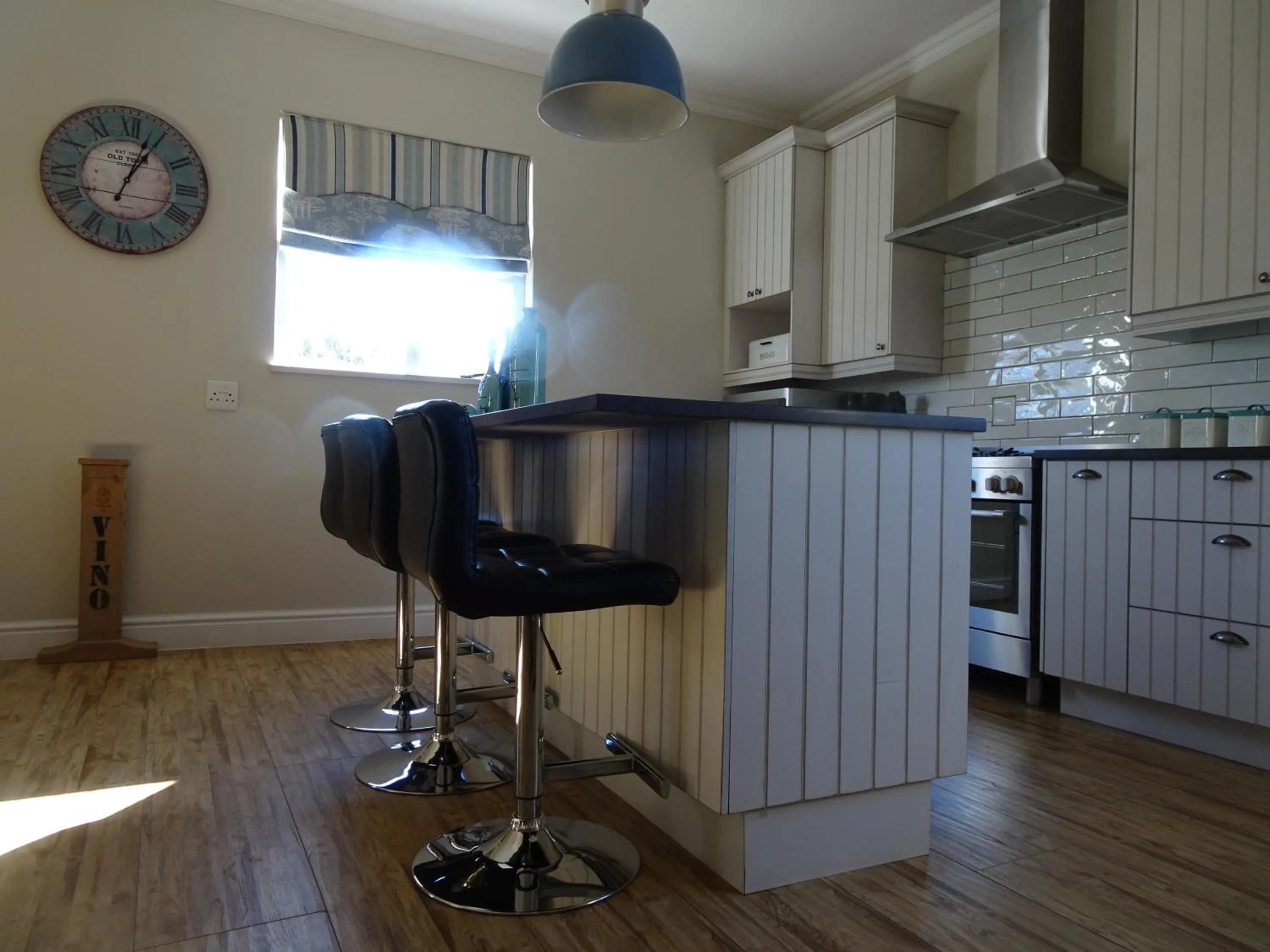 Kitchen or kitchenette in African Palm Cottage and Guesthouse