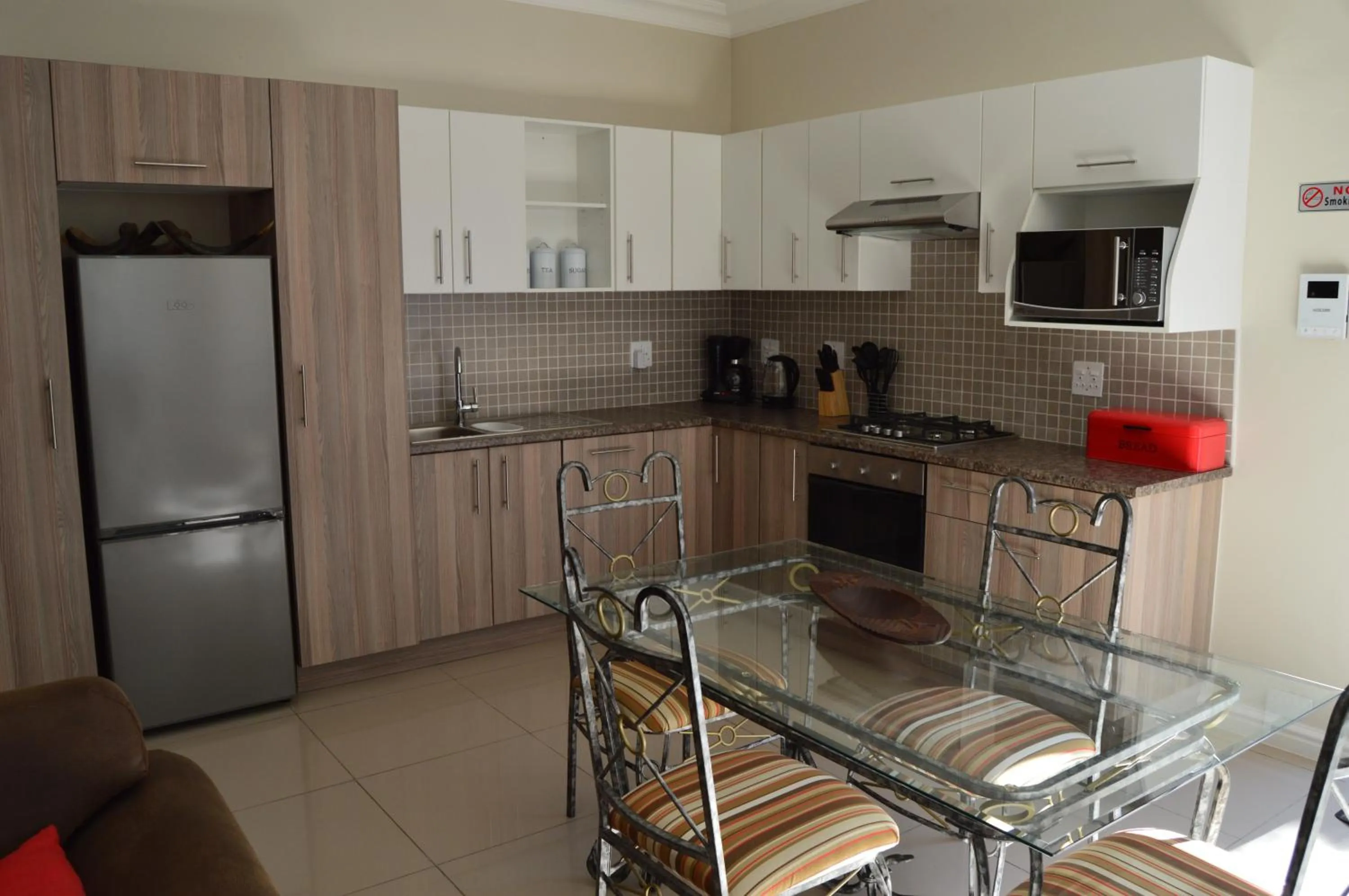 Kitchen or kitchenette in African Palm Cottage and Guesthouse