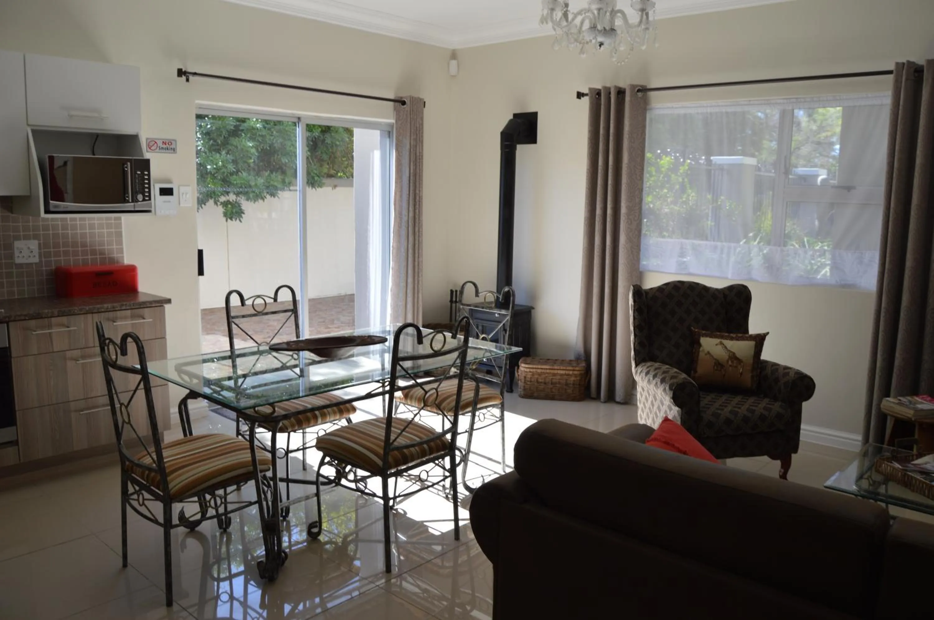 Dining area in African Palm Cottage and Guesthouse