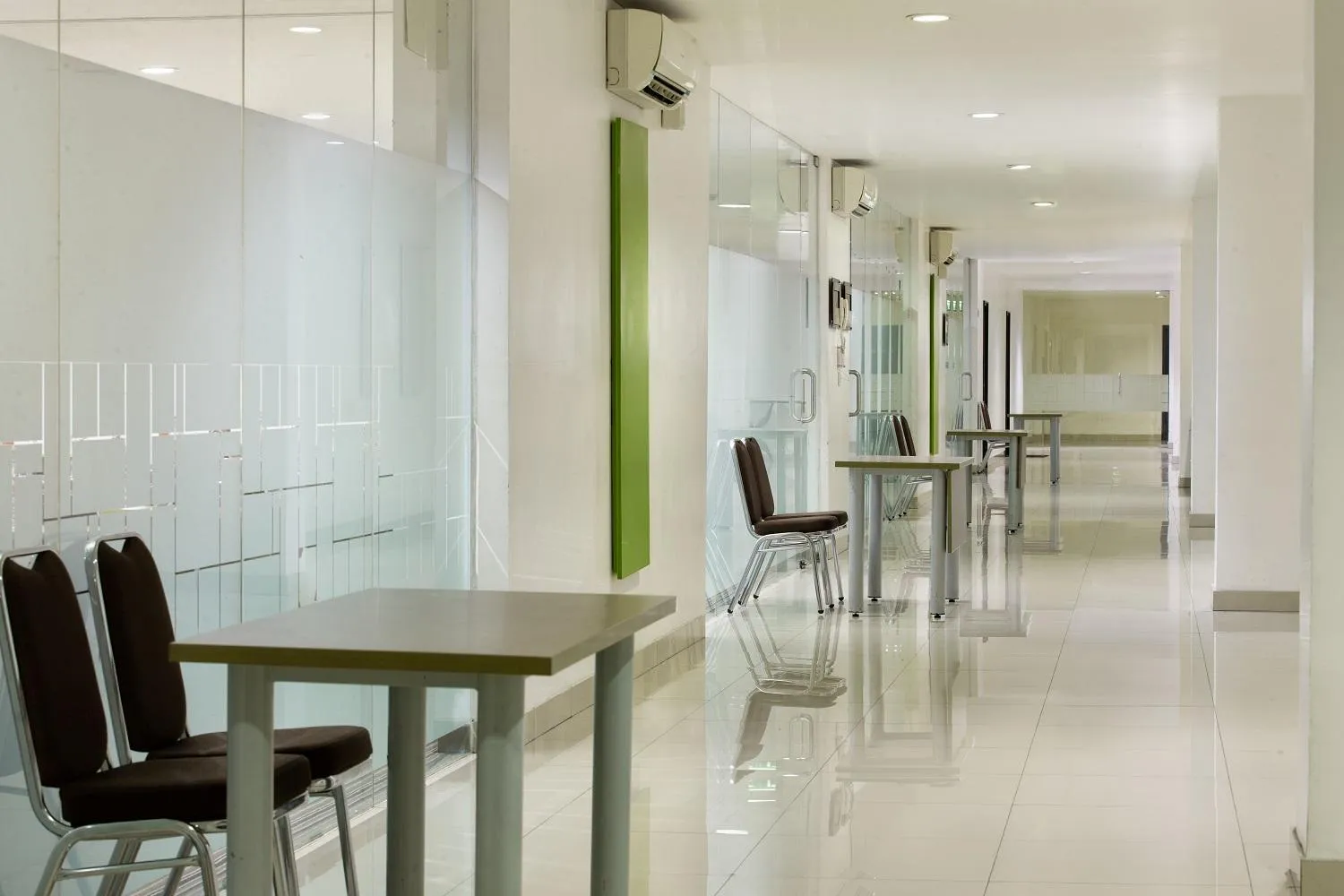 Dining area in Amaris Hotel Pemuda Semarang