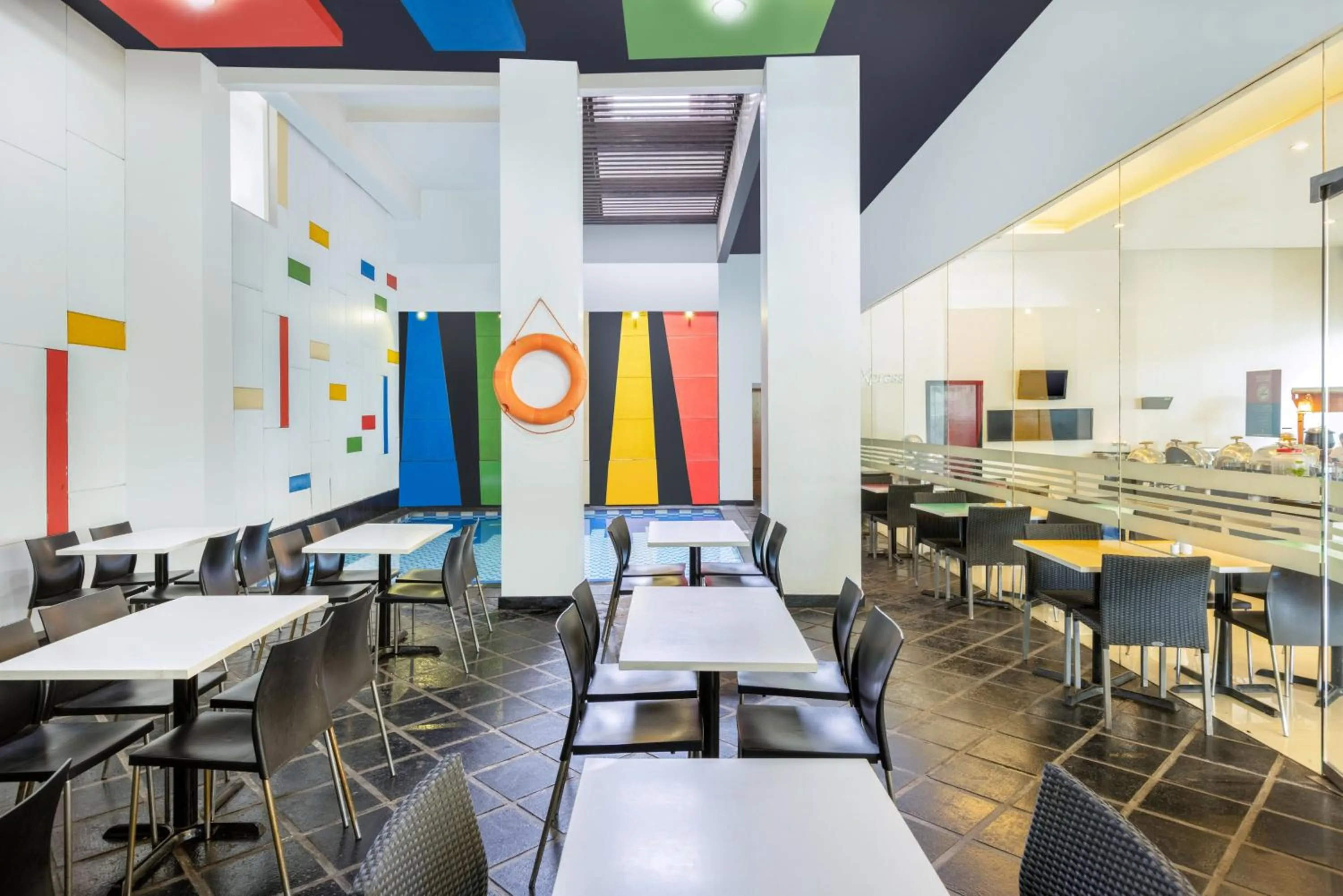 Restaurant/places to eat in Amaris Hotel Cihampelas