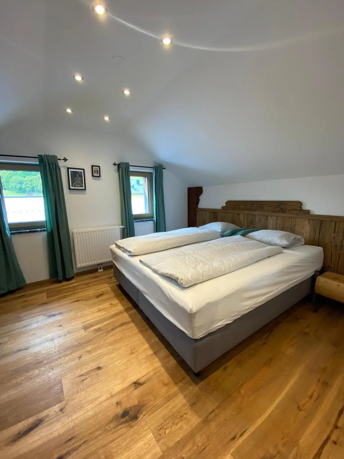 Photo of the whole room, Bed in Schwarzes Rössl