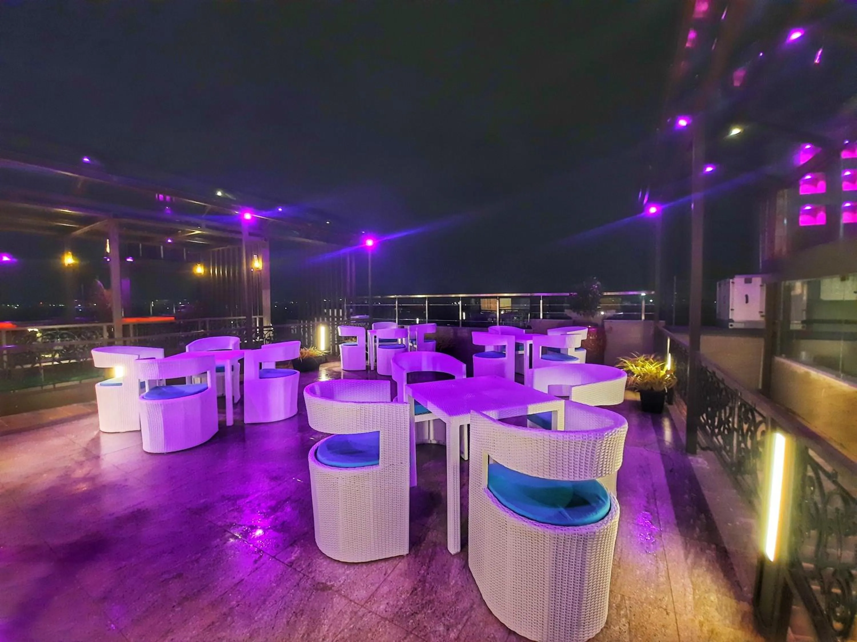 Restaurant/places to eat in Quality Inn Sabari