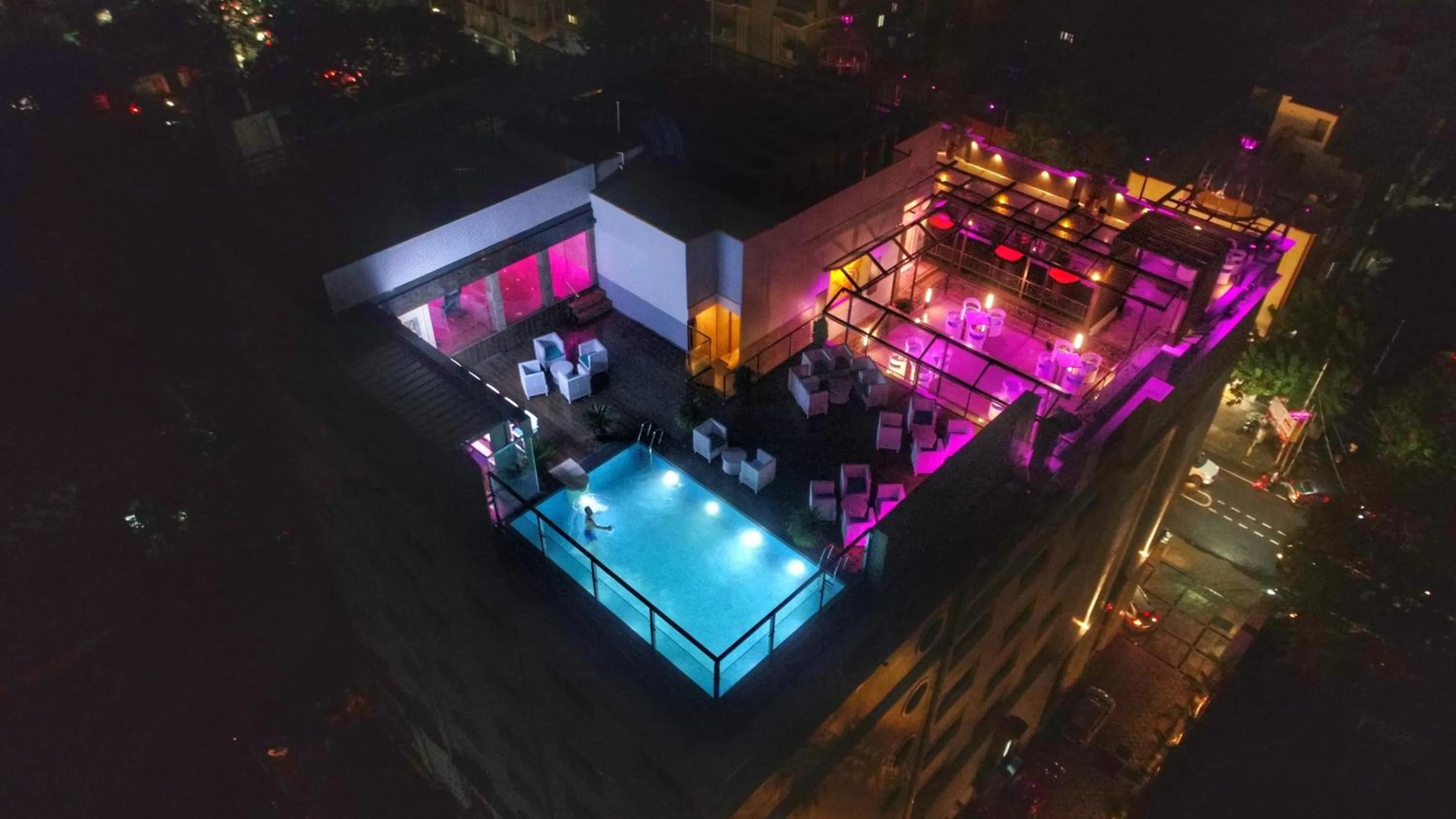 Swimming pool in Quality Inn Sabari