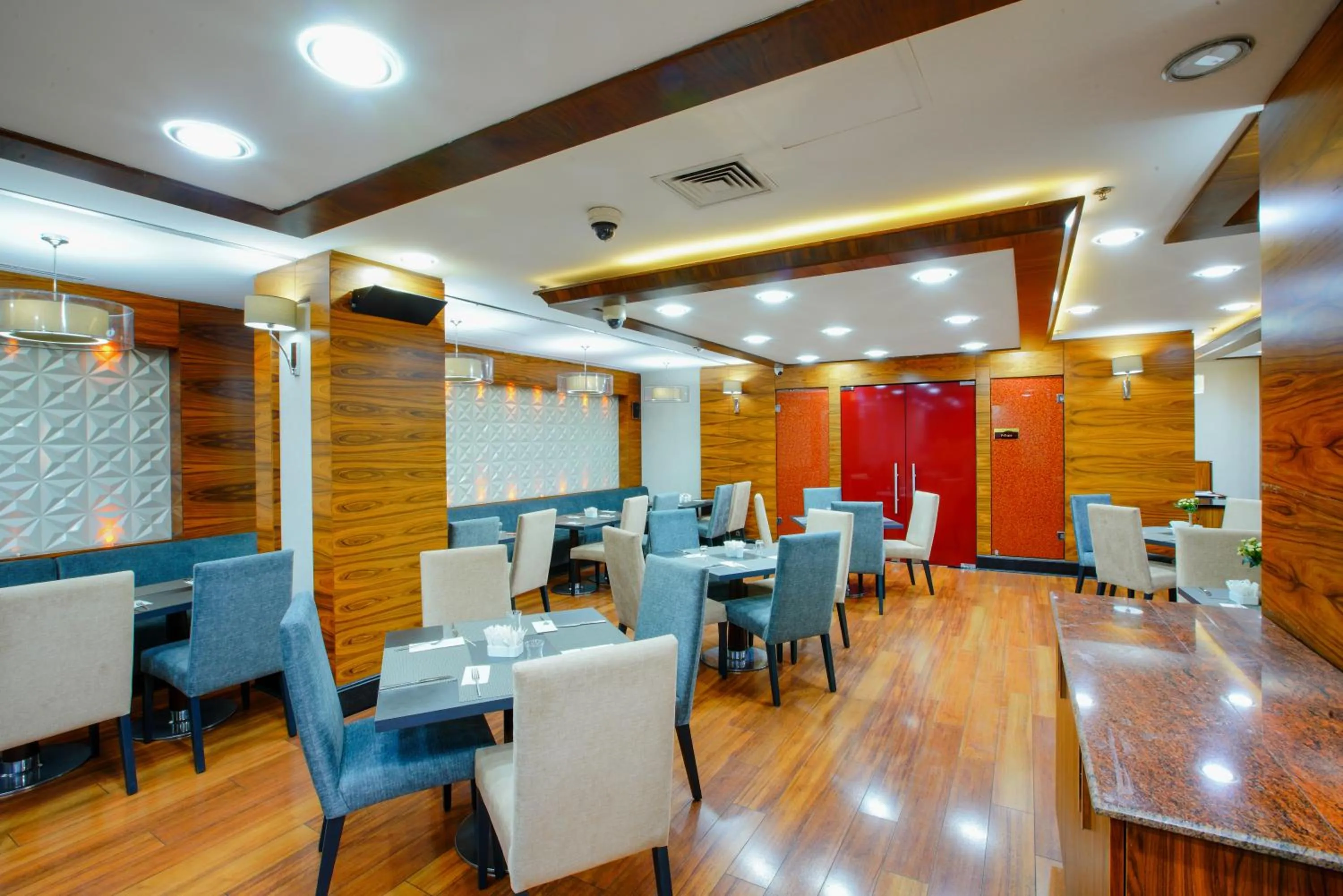 Restaurant/places to eat in New Park Hotel