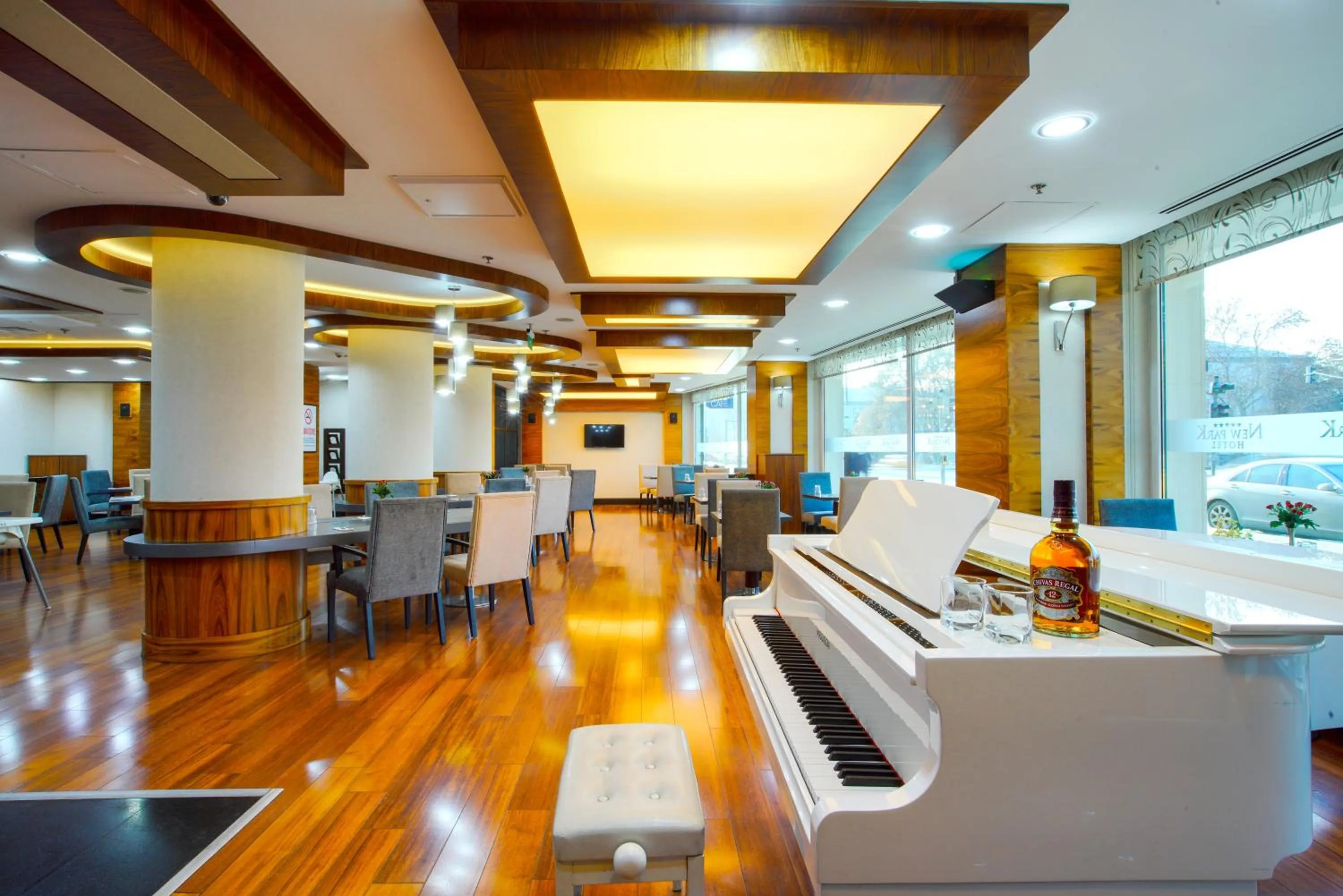 Restaurant/places to eat in New Park Hotel