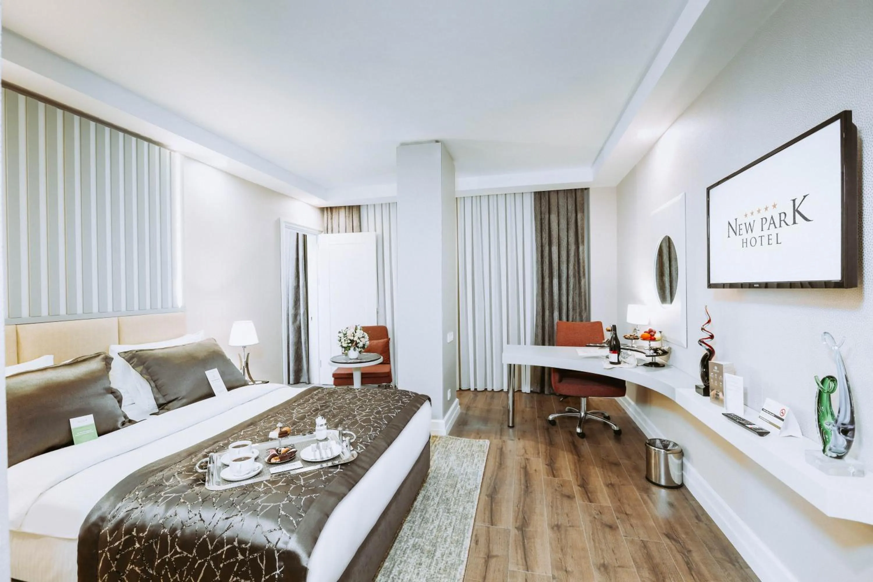 Communal lounge/ TV room, Bed in New Park Hotel