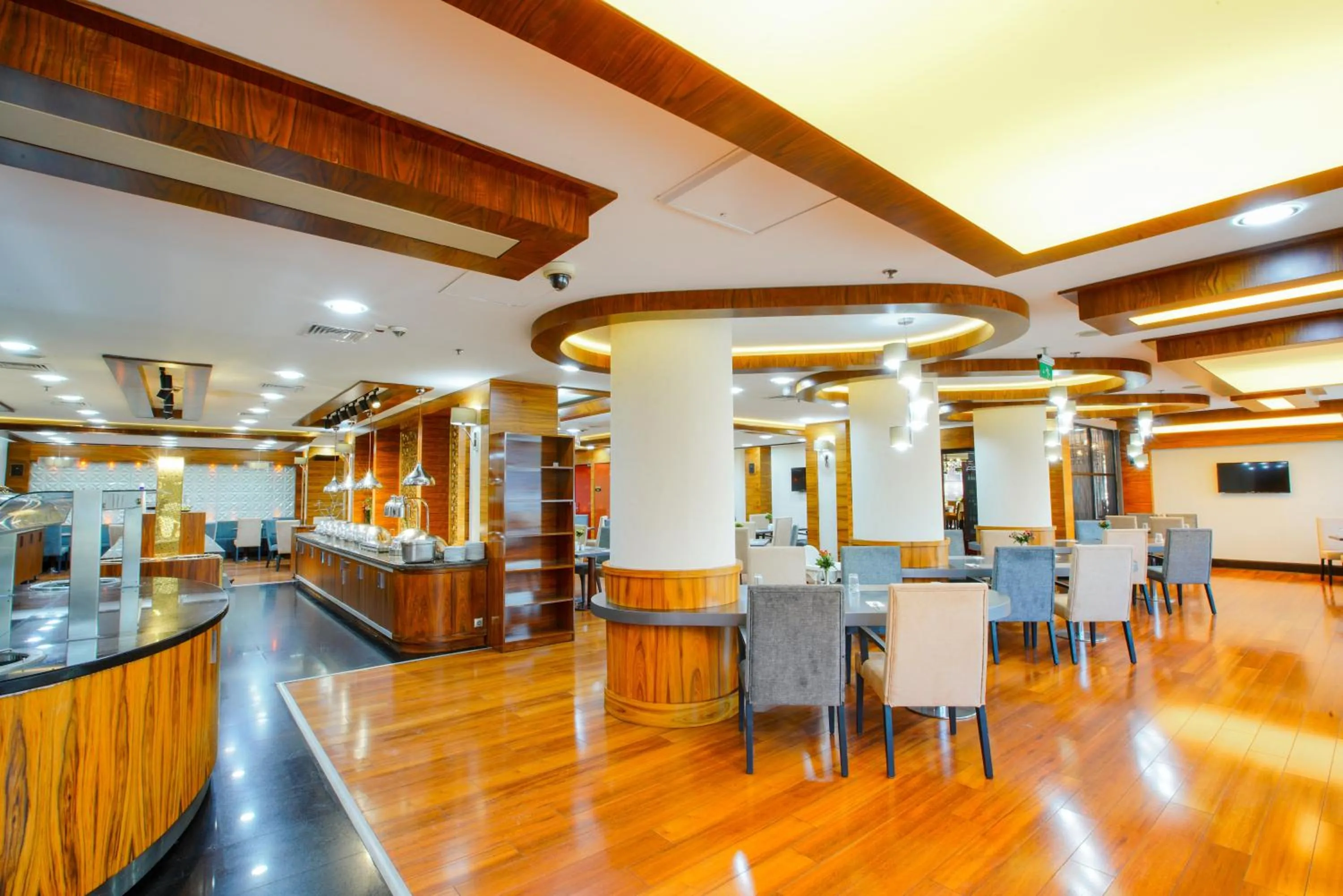 Restaurant/places to eat in New Park Hotel