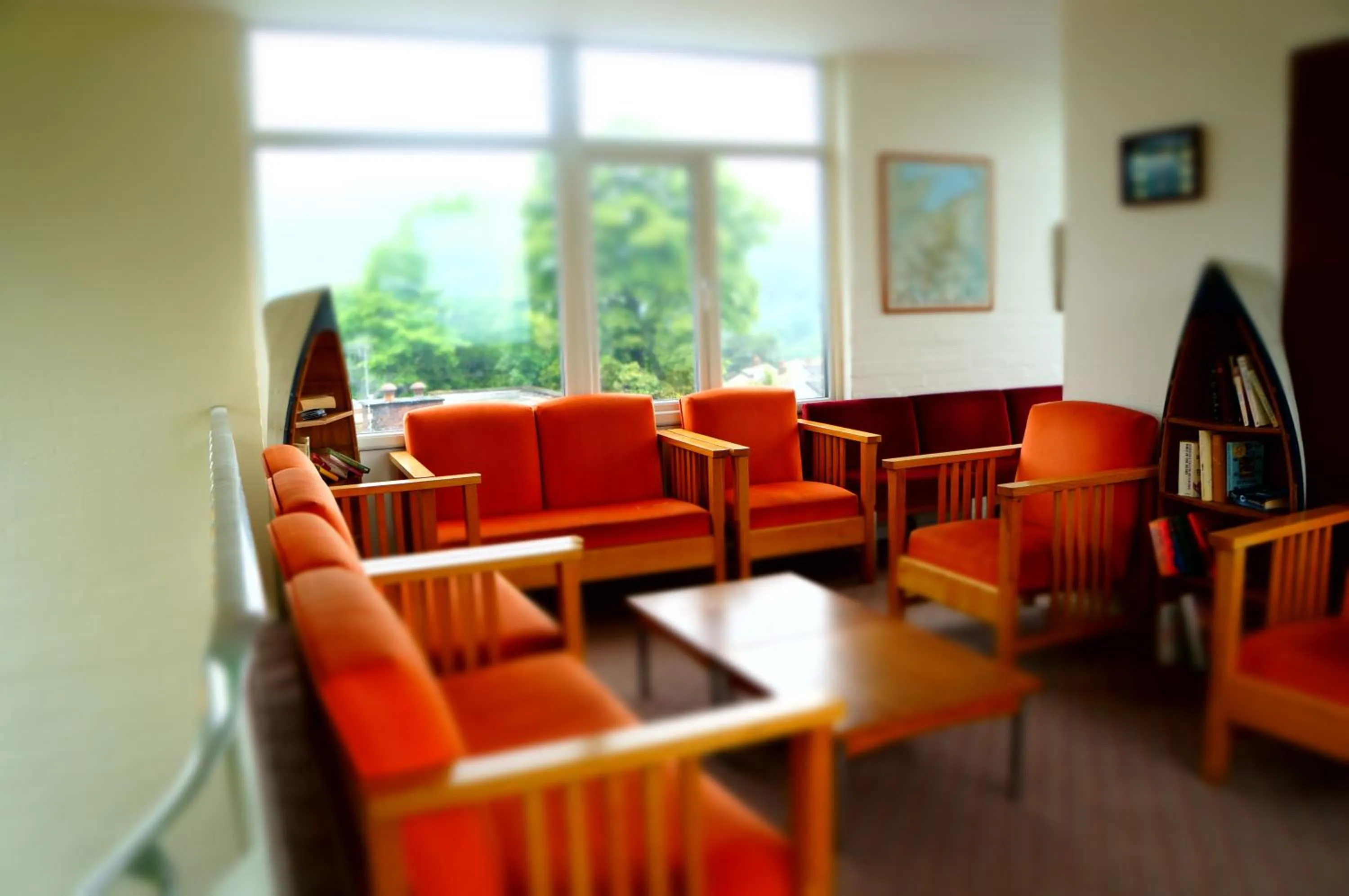 Communal lounge/ TV room in YHA Conwy