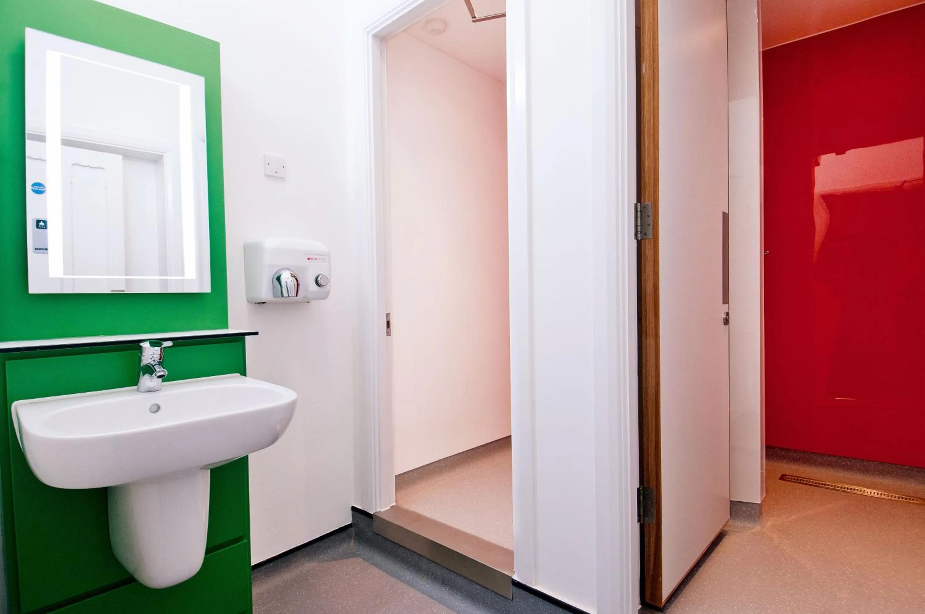 Bathroom in YHA Canterbury