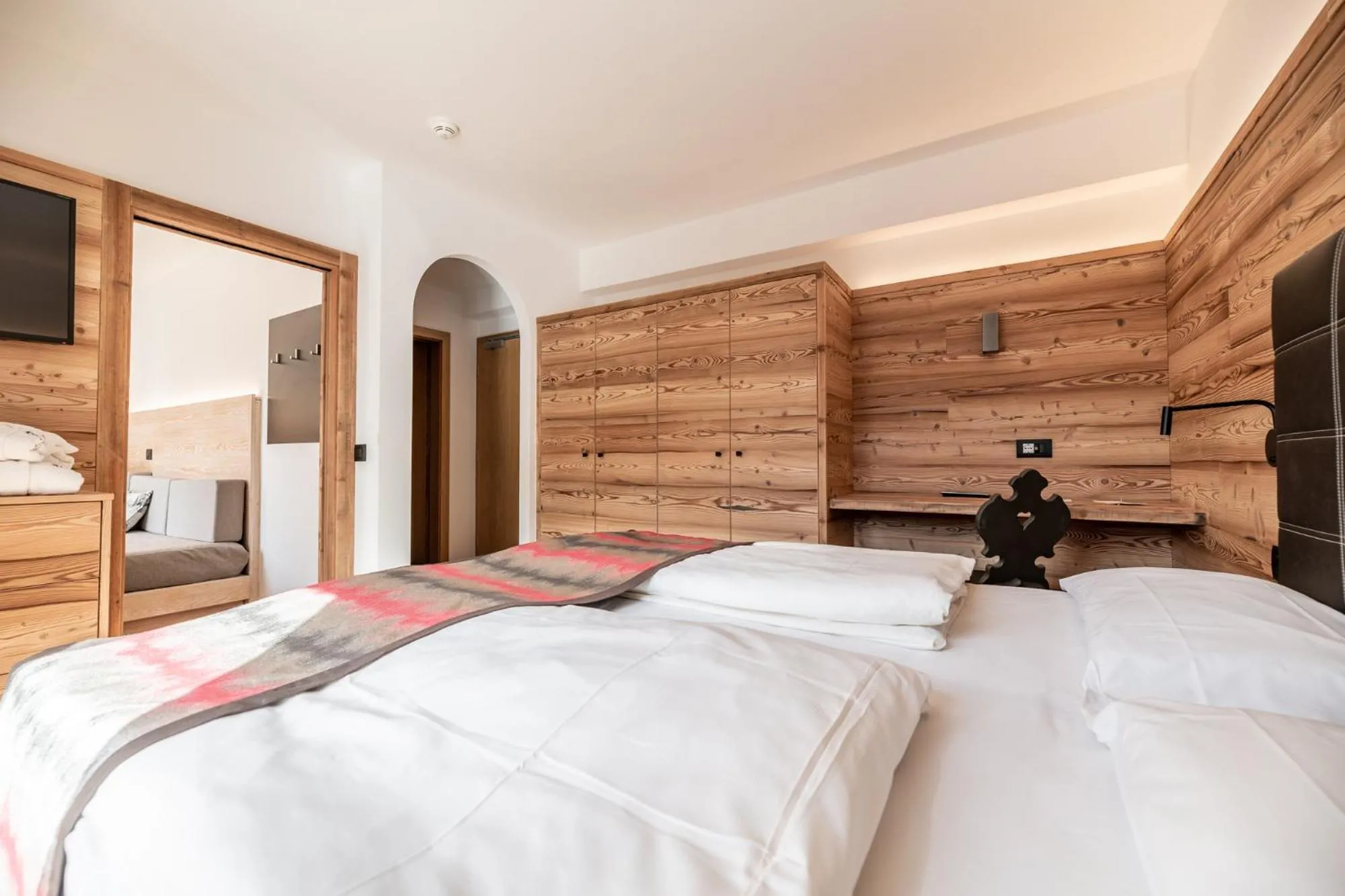 Photo of the whole room, Bed in Ravelli Sporting